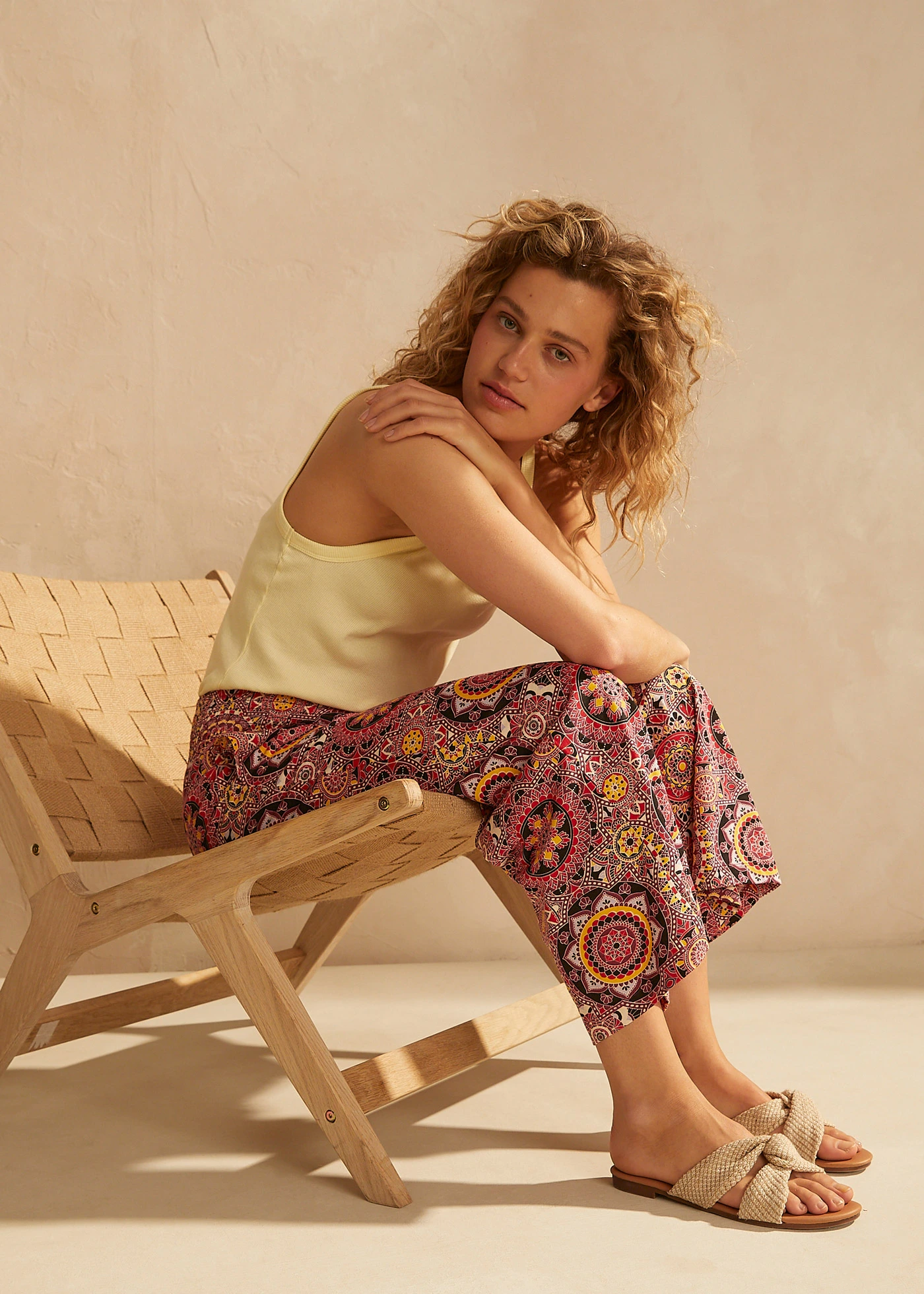 Široké žerzejové kalhoty Culotte se širokým nasmokovaným pasem, 7/8 délka • rudá s kašmírovým vzorem • bonprix obchod