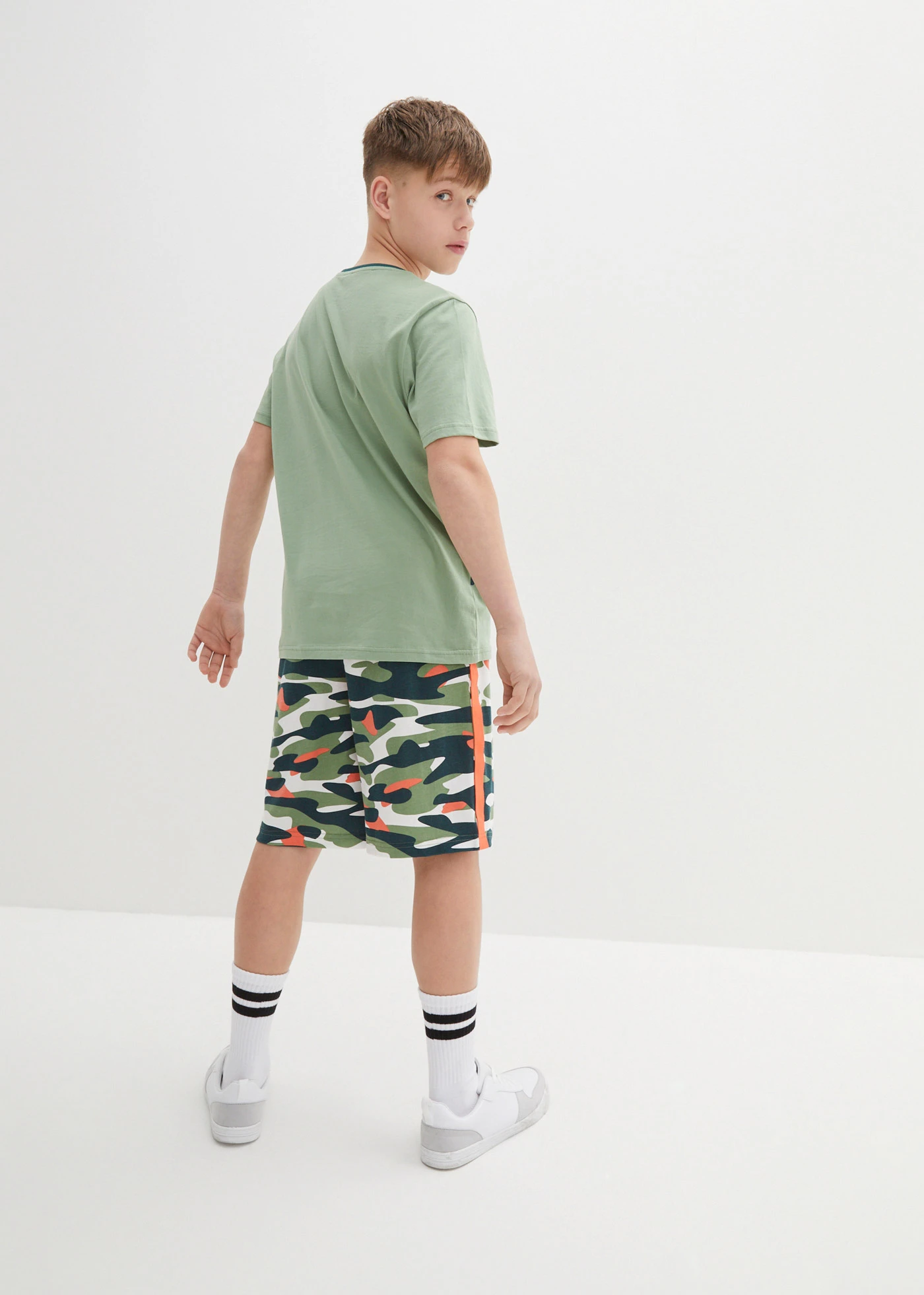 Póló és rövidnadrág tiszta pamutból (2-részes szett) • fenyőzöld-grafikai mintás • bonprix áruház