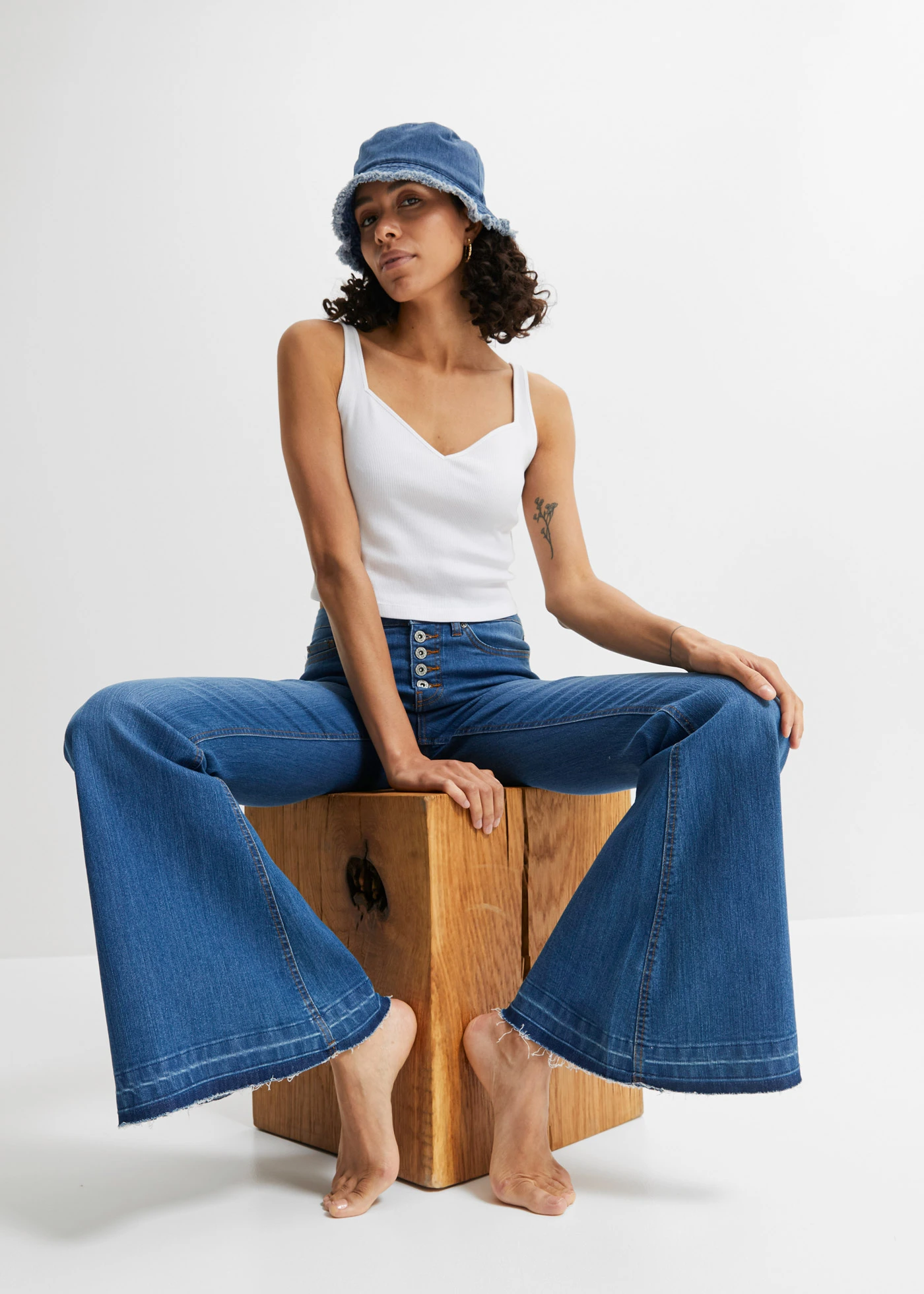 Jean évasé avec base à cru • bleu stone • Boutique bonprix