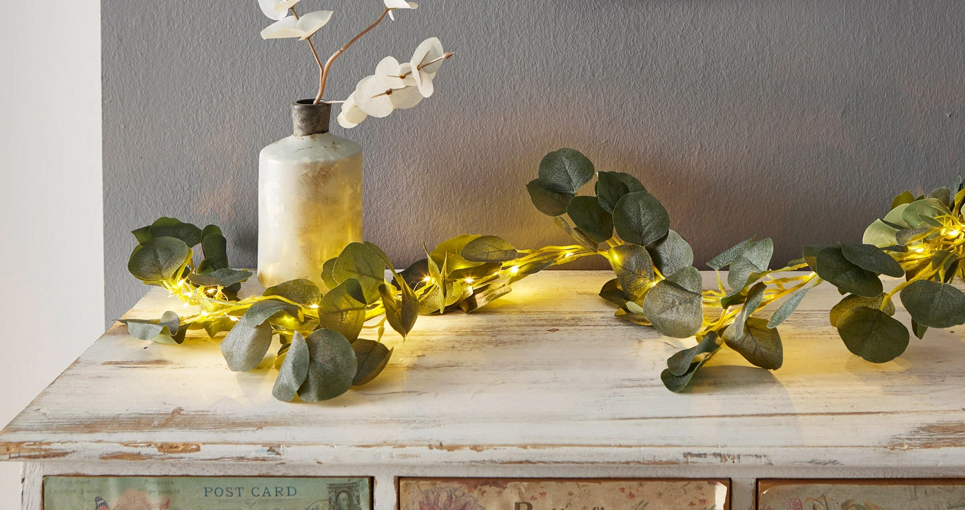 LED girlanda z umělých květin s listy eukalyptu • zelená • bonprix obchod