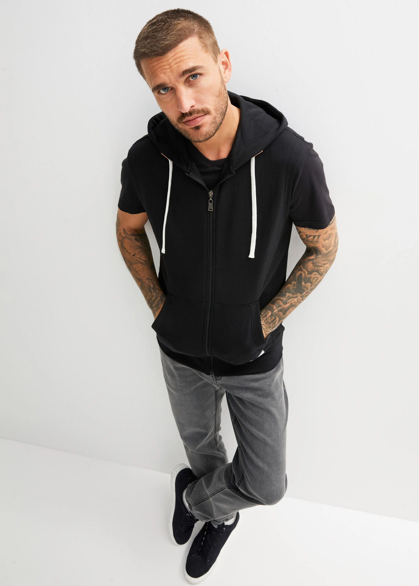 Vestă casual cu glugă din material moale cu bumbac • negru • magazin bonprix