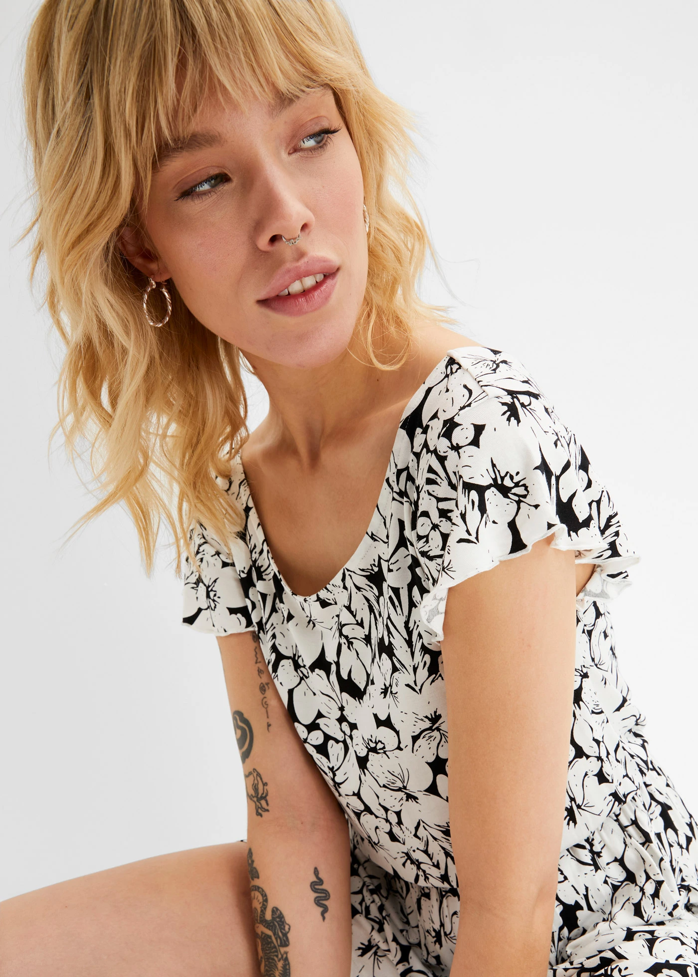 Salopetă scurtă din jerse • negru/ecru • magazin bonprix