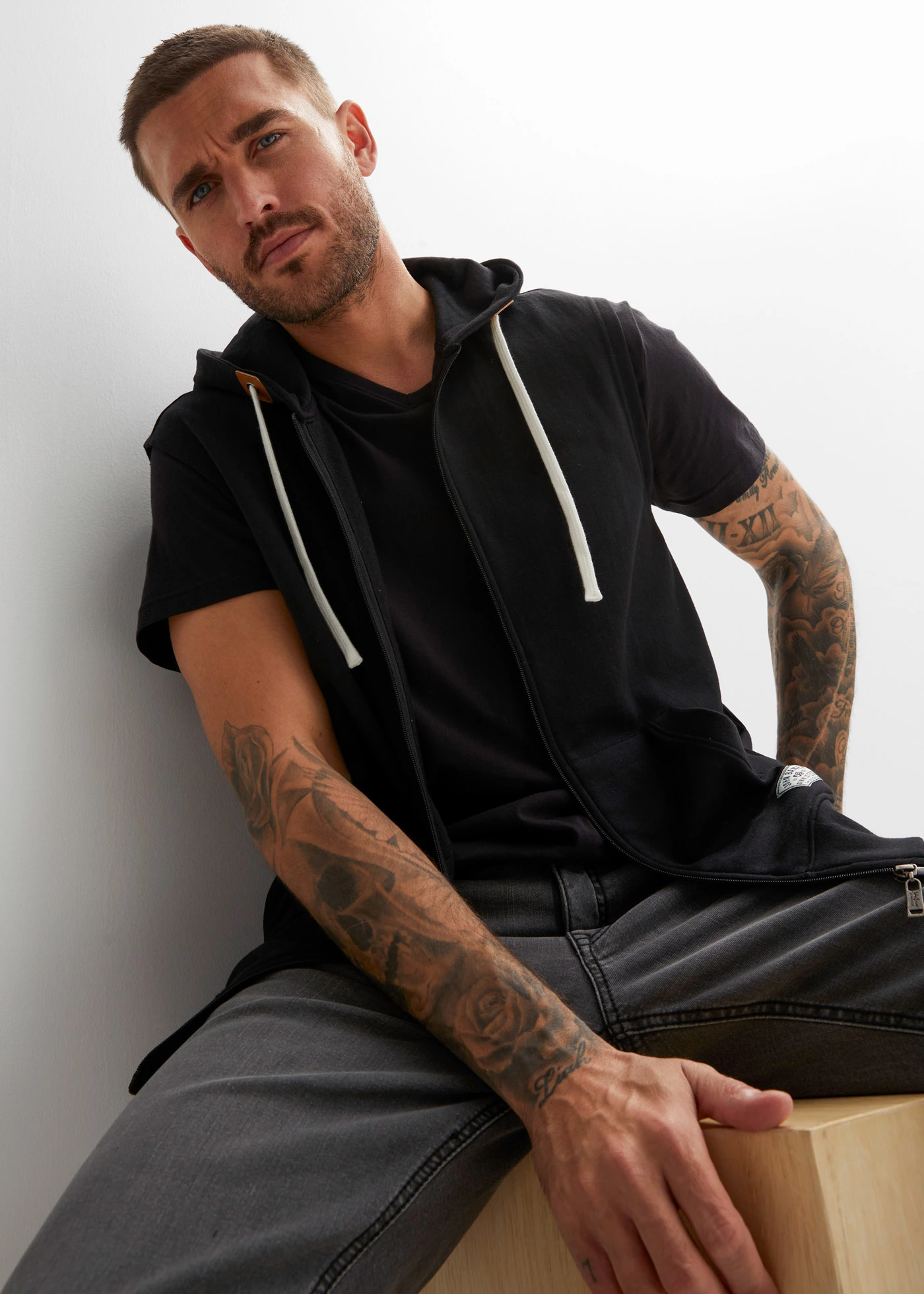 Vestă casual cu glugă din material moale cu bumbac • negru • magazin bonprix