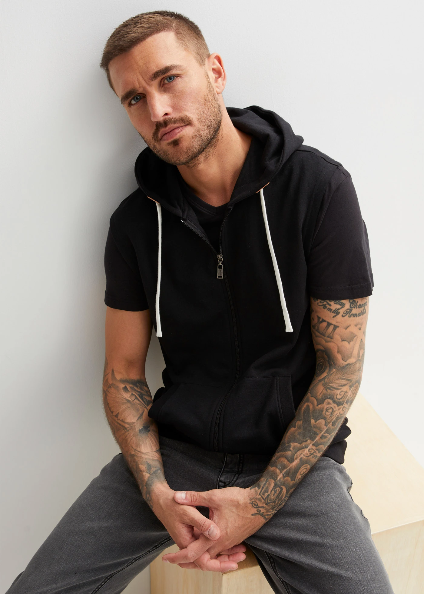 Vestă casual cu glugă din material moale cu bumbac • negru • magazin bonprix