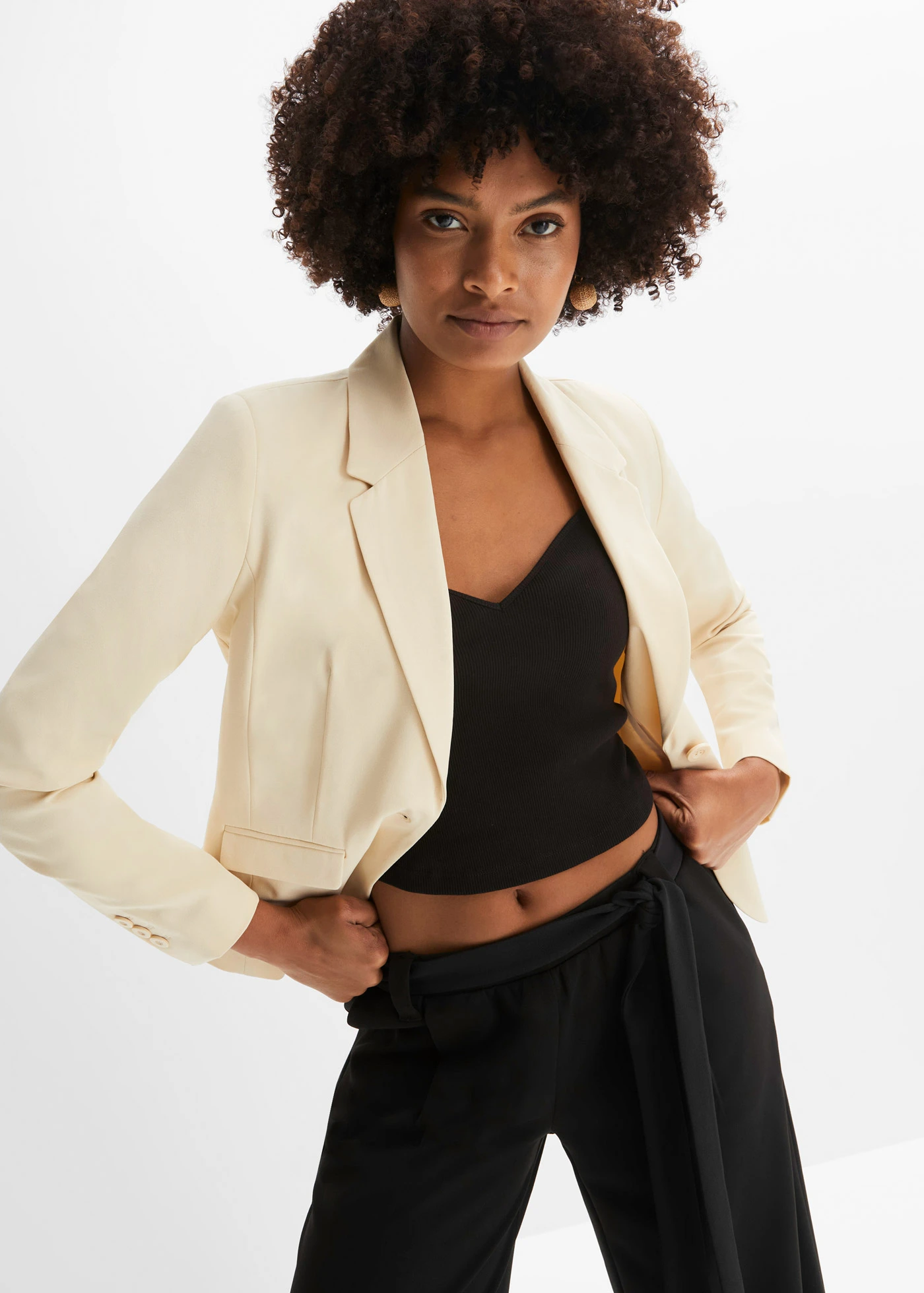 Blazer court avec poches à rabat • beige galet • Boutique bonprix
