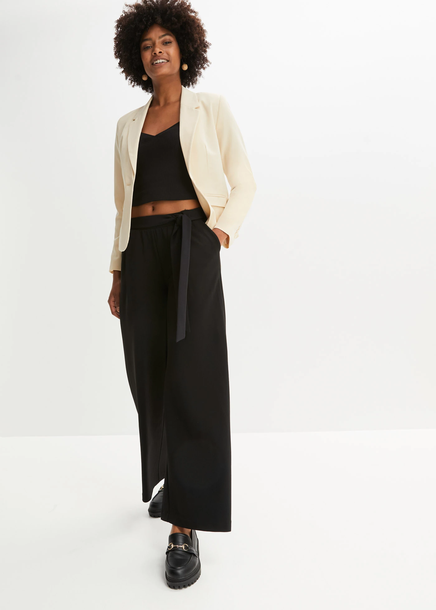 Blazer court avec poches à rabat • beige galet • Boutique bonprix