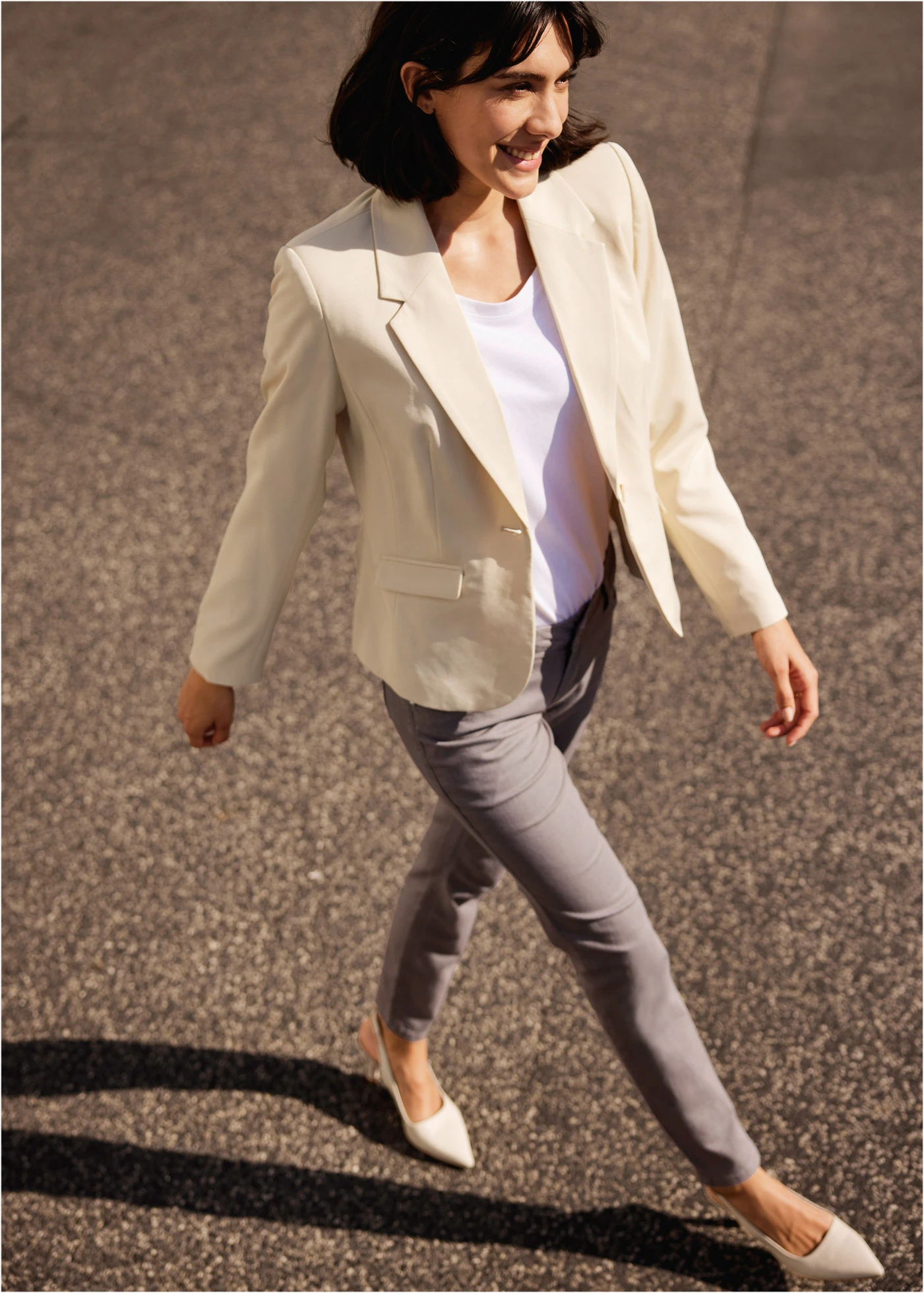 Blazer court avec poches à rabat • beige galet • Boutique bonprix