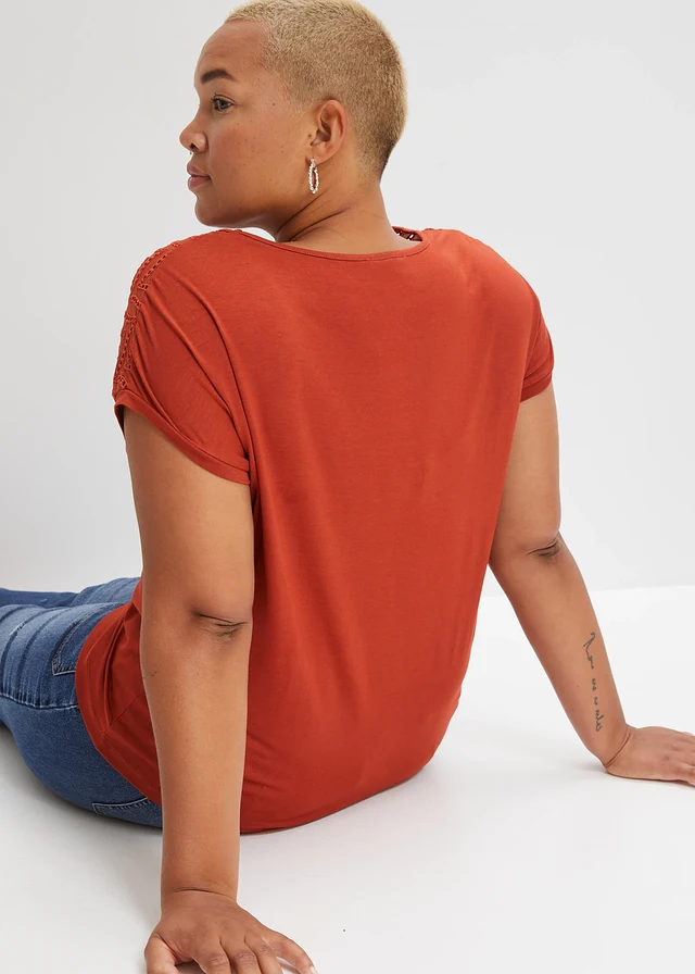 T-shirt en dentelle, en viscose douce, Couleur: rouge carmin