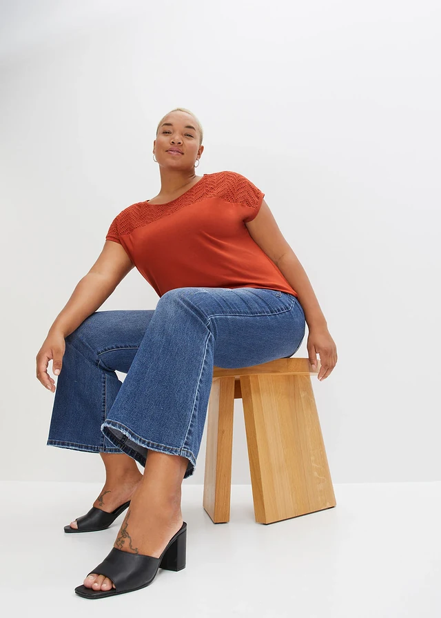 T-shirt en dentelle, en viscose douce, Couleur: rouge carmin
