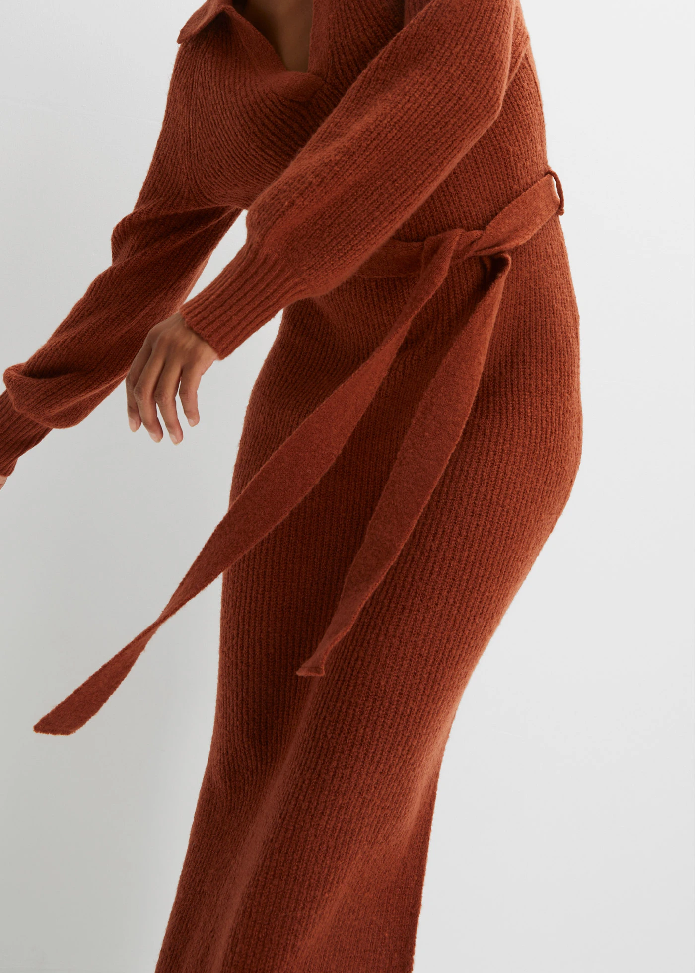 Maxi kötött övvel (2-részes szett) • barna • bonprix áruház