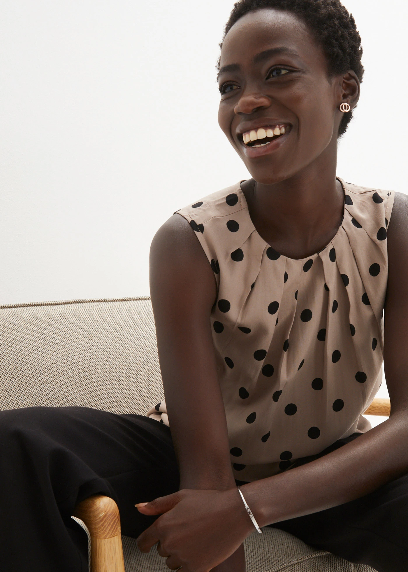 Top z udržitelné viskózy • hnědošedá + černá • bonprix obchod