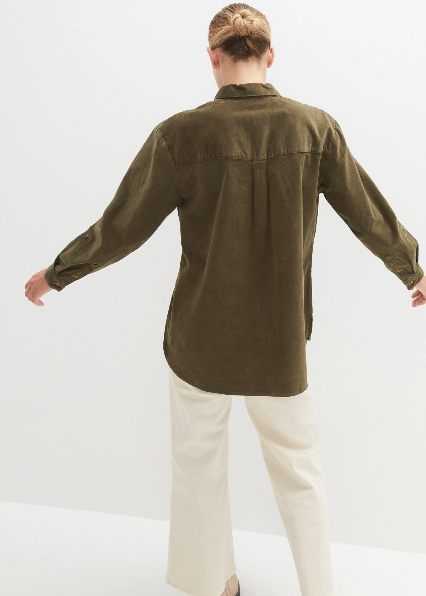 Cămașă raiată cu crăpături laterale • oliv închis • magazin bonprix