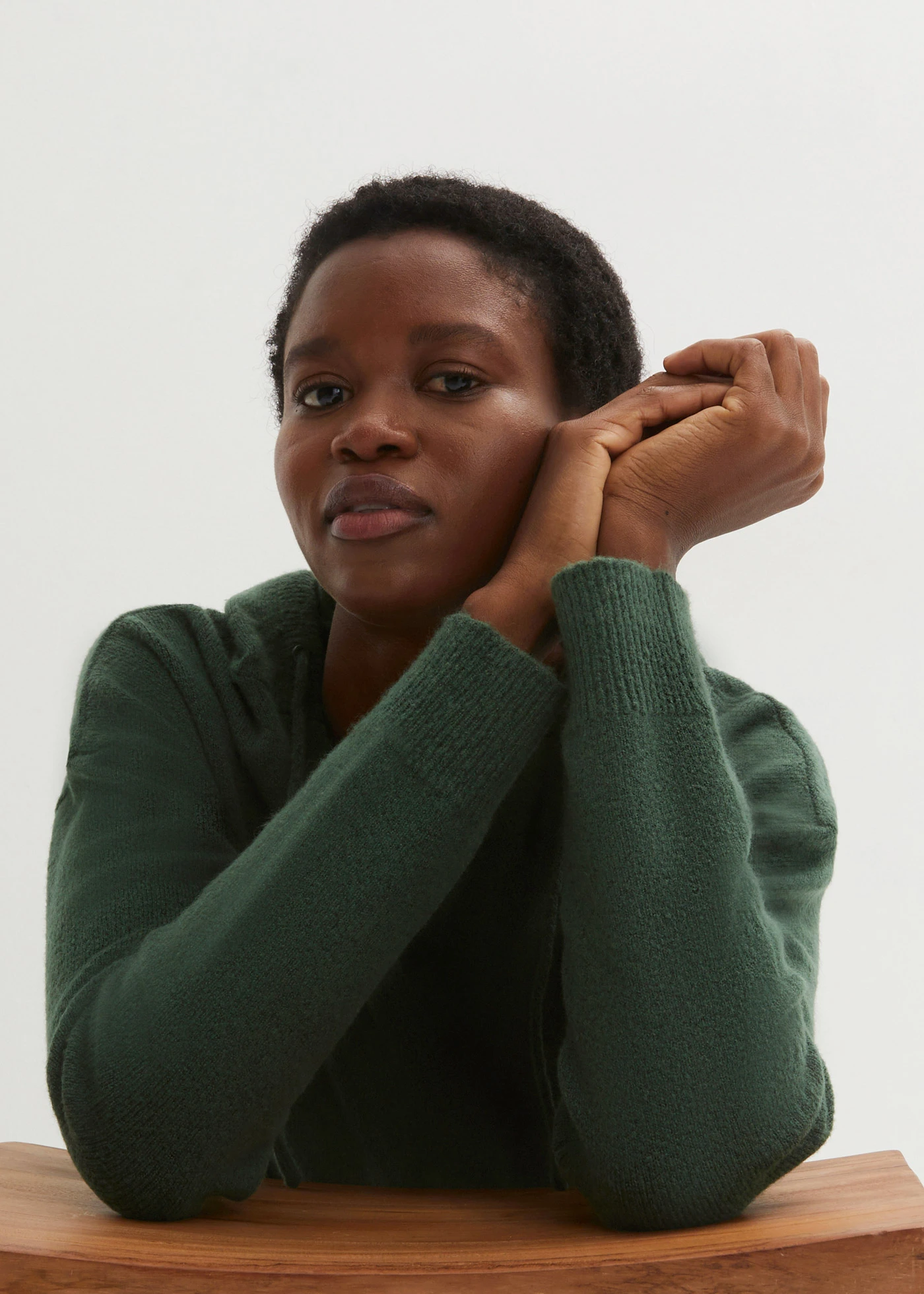 Pletený svetr s výstřihem do V a kapucí • tmavě zelená • bonprix obchod