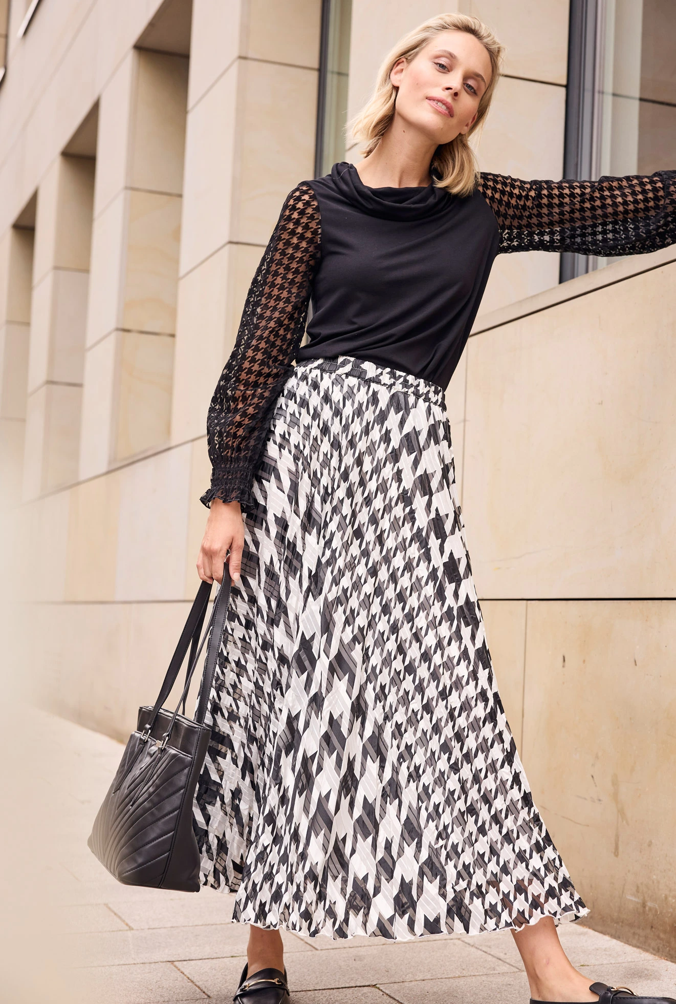 Chiffon rok met pied-de-poule • zwart-wolwit gedessineerd • bonprix online shop