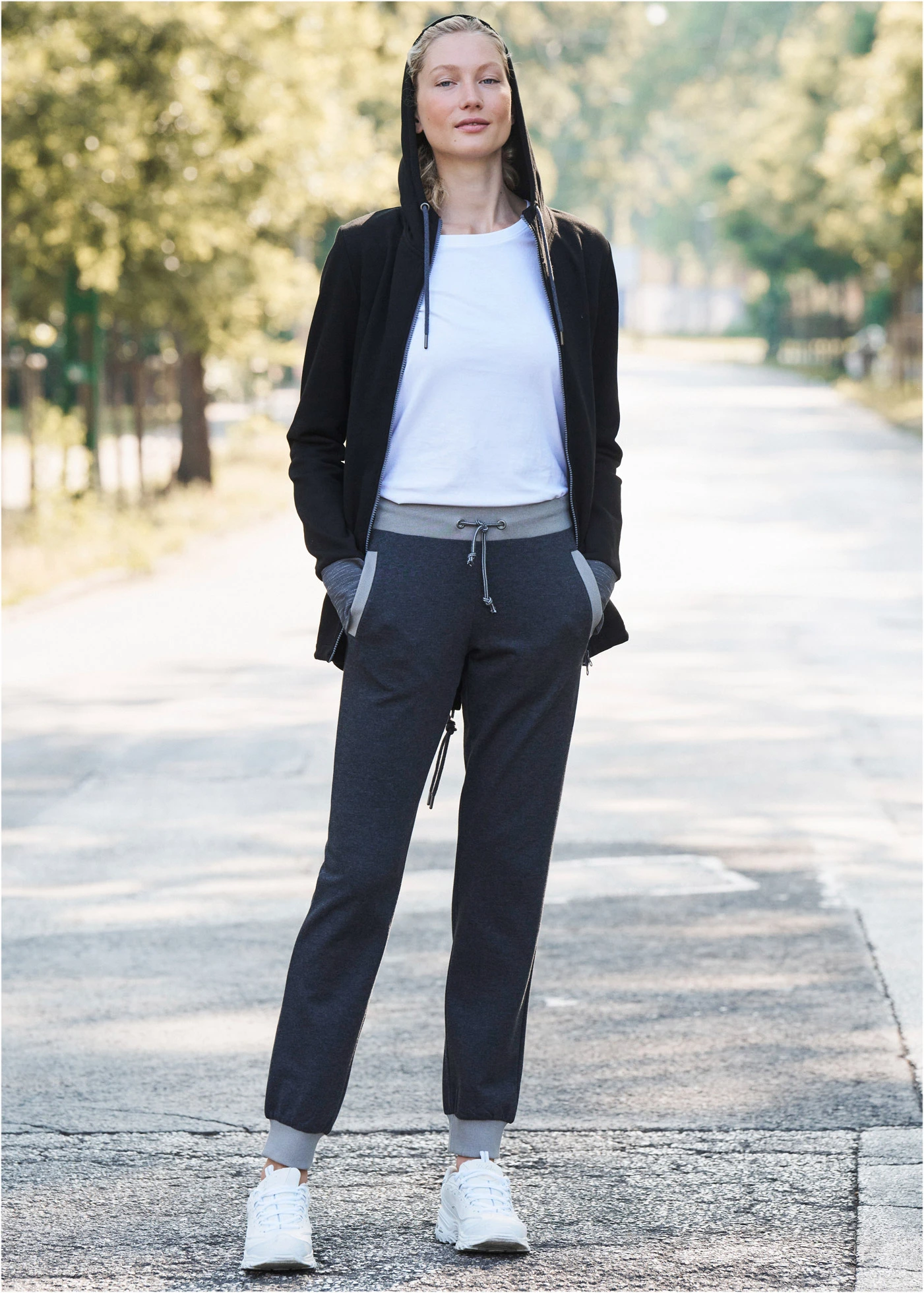 Sportovní kalhoty s kontrastními lemy • černý melír • bonprix obchod