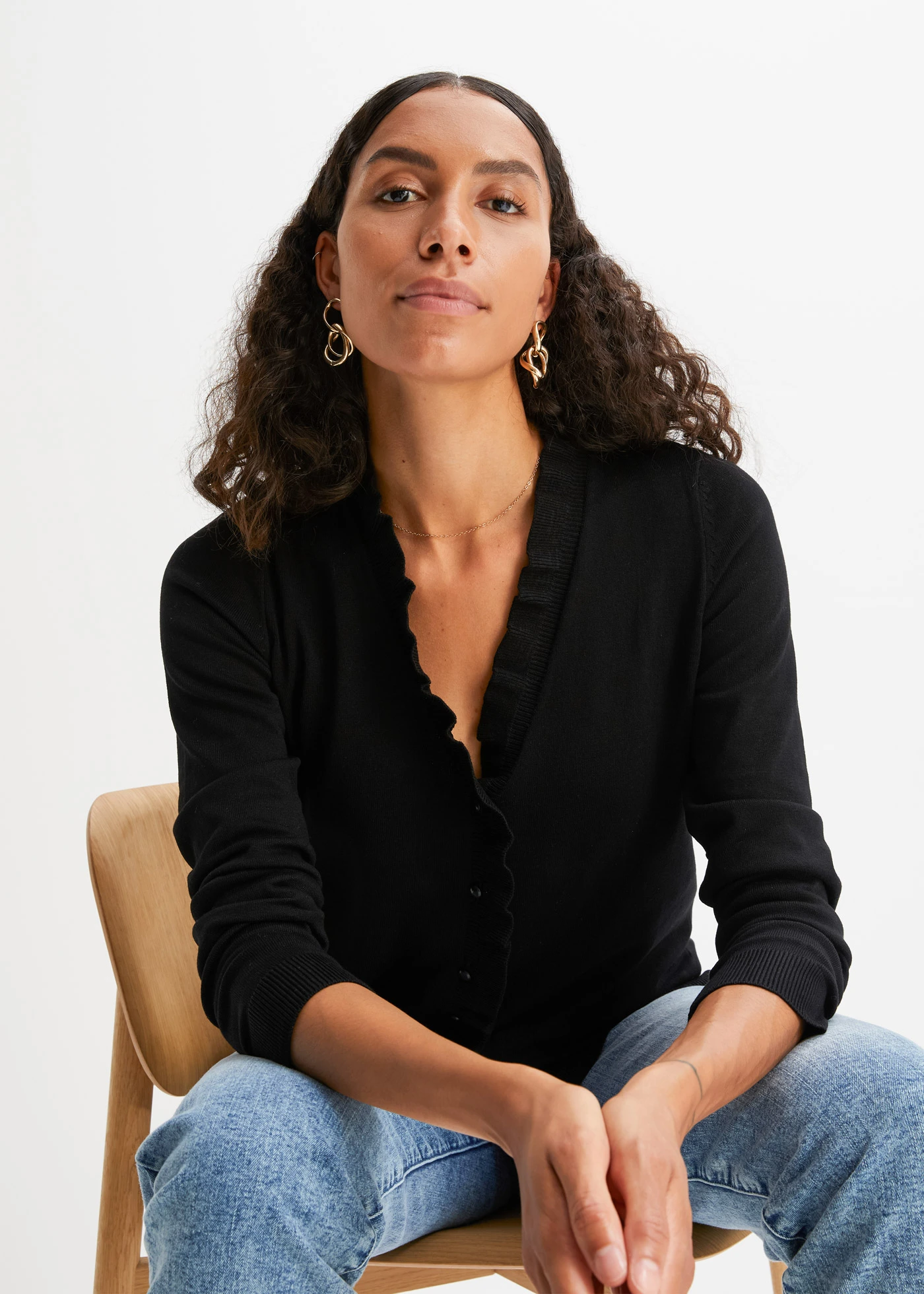 Kabátek z jemné pleteniny ze splývavé viskózové směsi • černá • bonprix obchod