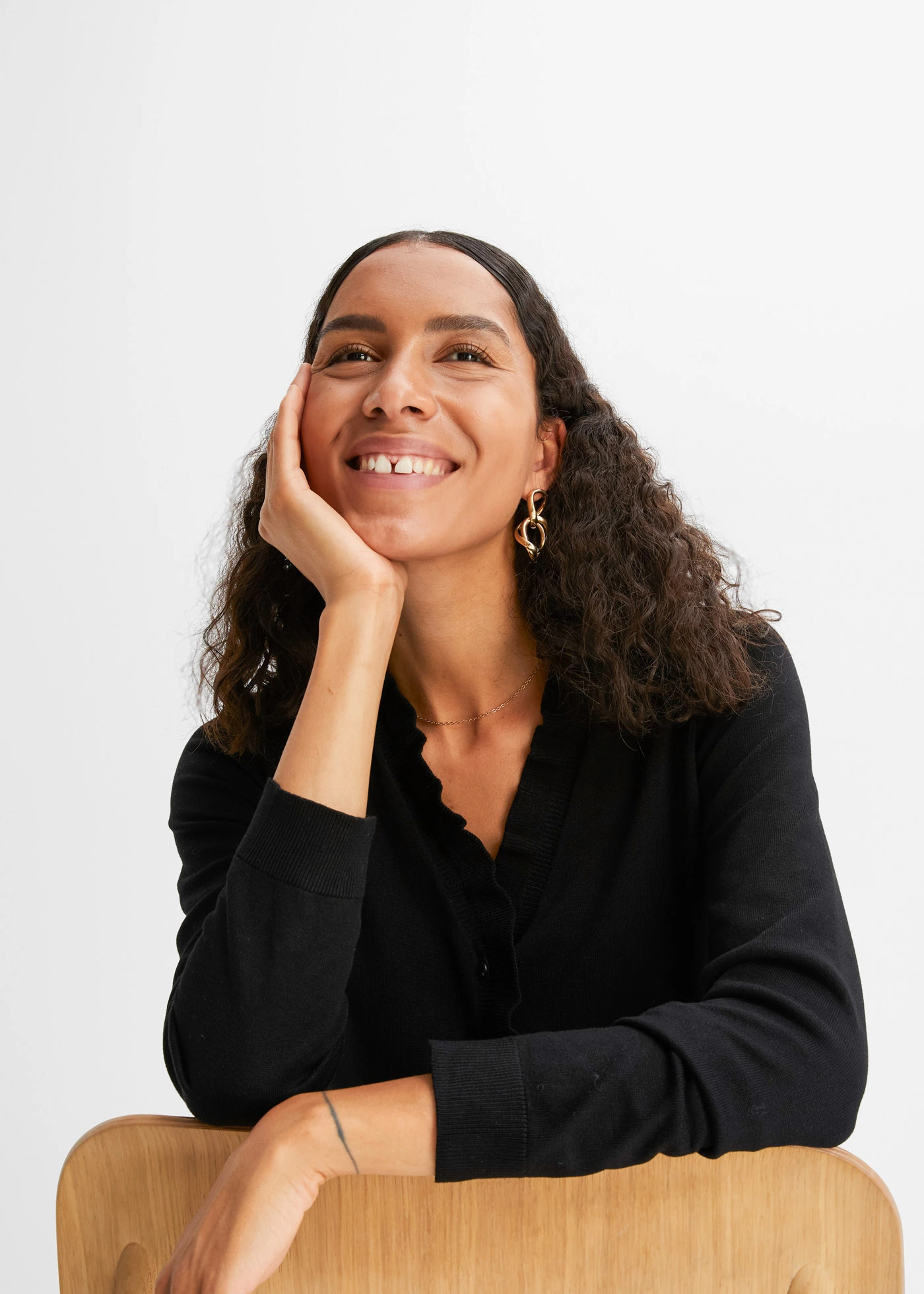 Kabátek z jemné pleteniny ze splývavé viskózové směsi • černá • bonprix obchod