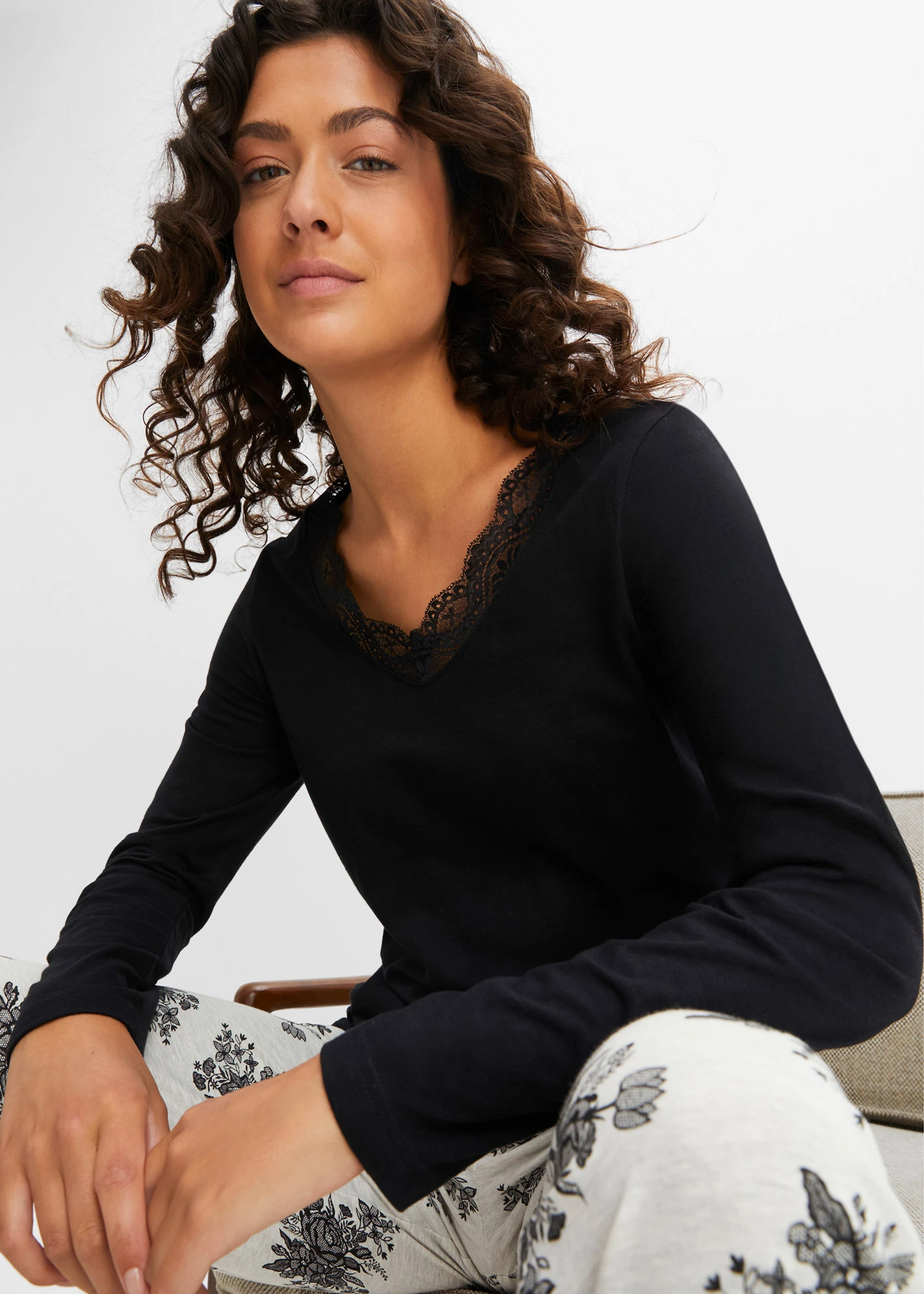 Pyžamo s decentnou čipkou • čierna-prírodná melírovaná kvetovaná • obchod bonprix