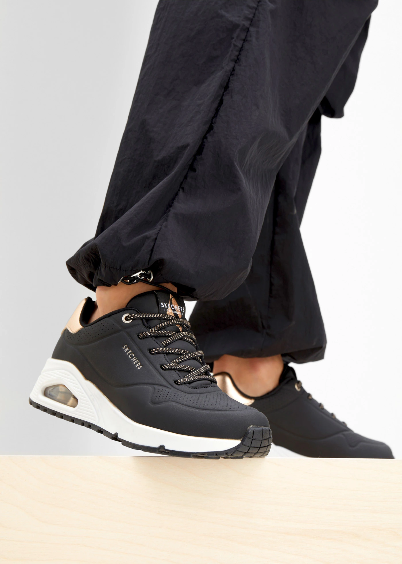 Tenisky značky Skechers s paměťovou pěnou • černo-růžovozlaté tóny • bonprix obchod