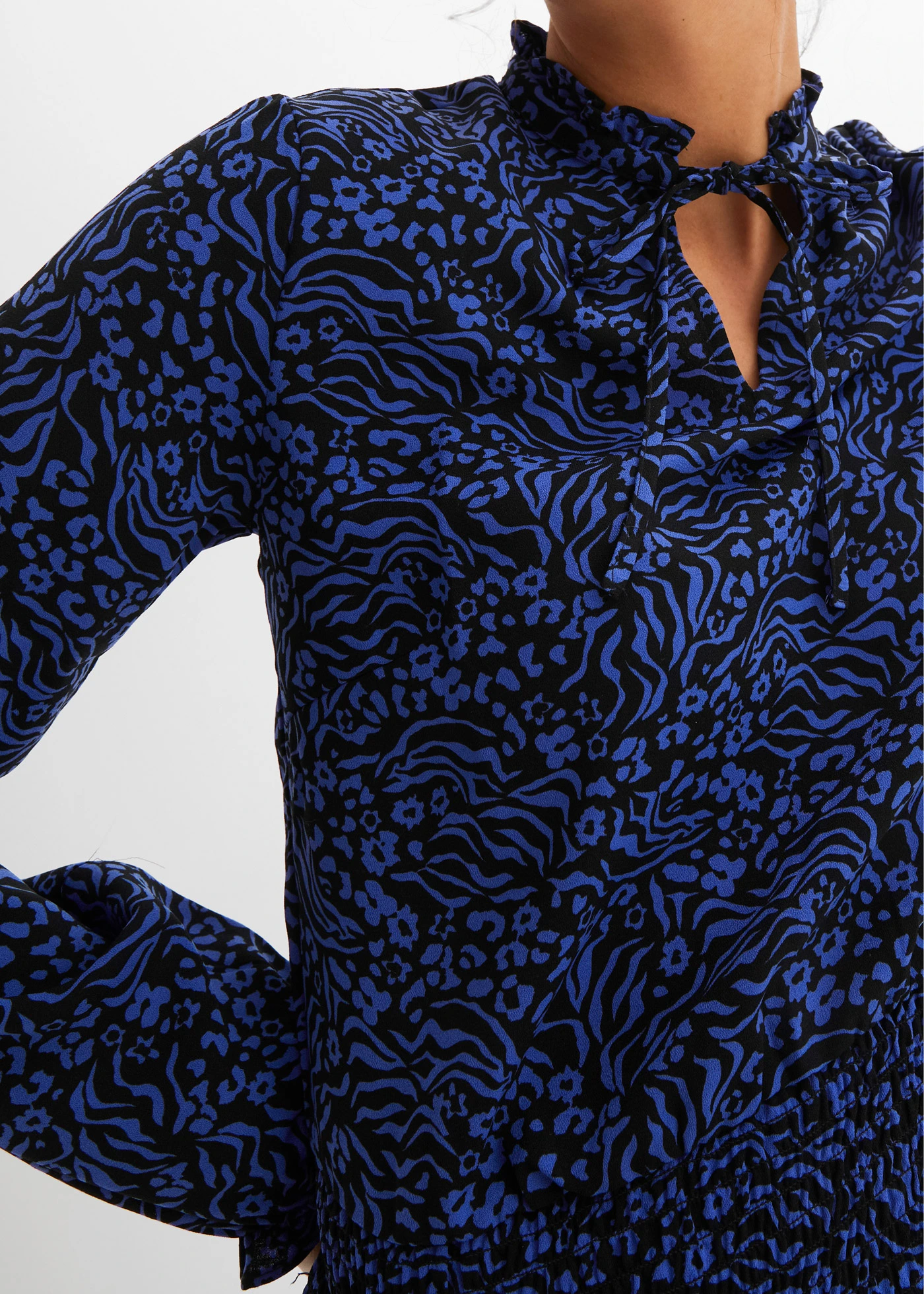 Blouse met smokwerk • edelsteenblauw gebloemd • bonprix online shop