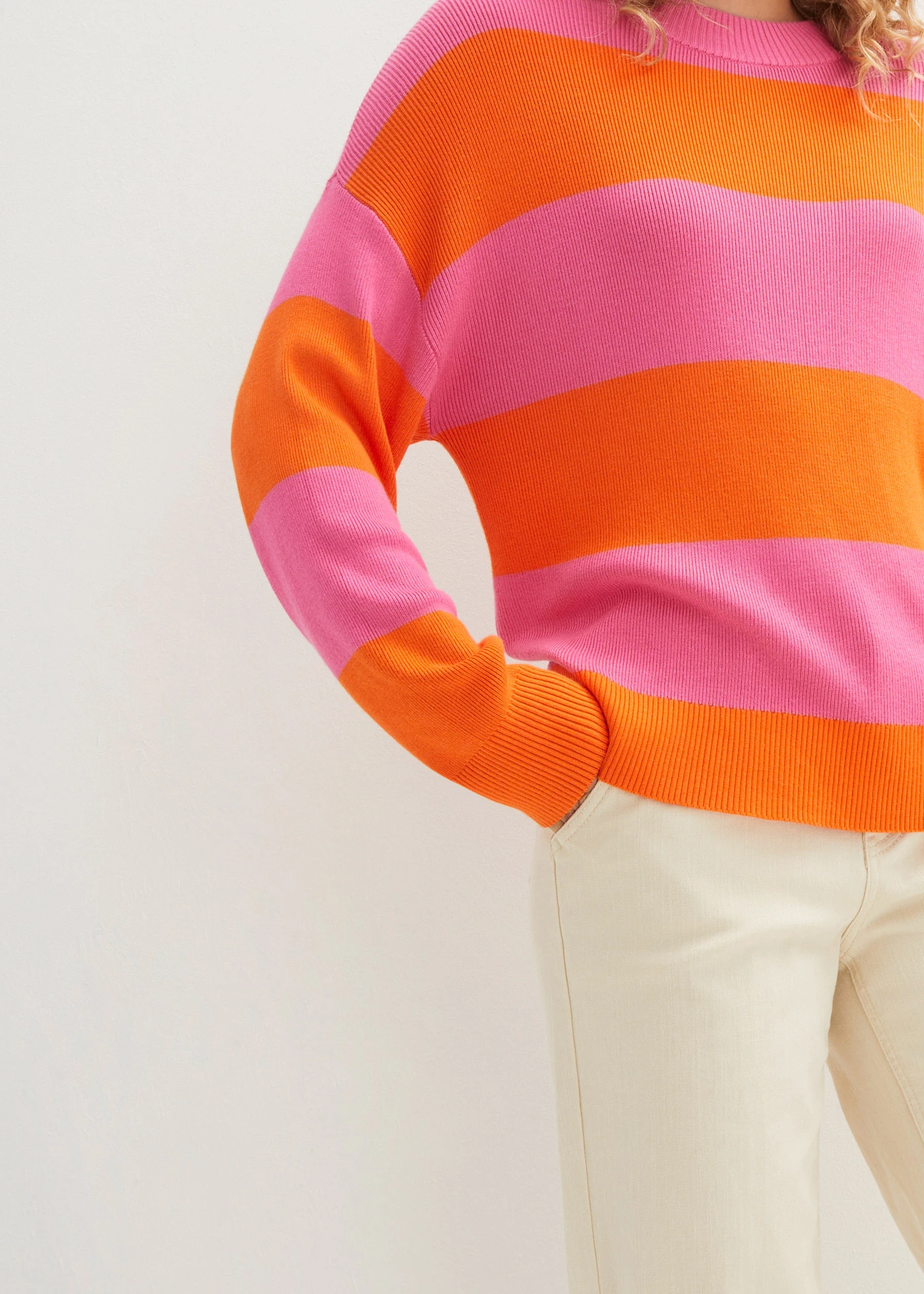 Pull en fine maille à larges rayures • fuchsia-orange rayé • Boutique bonprix