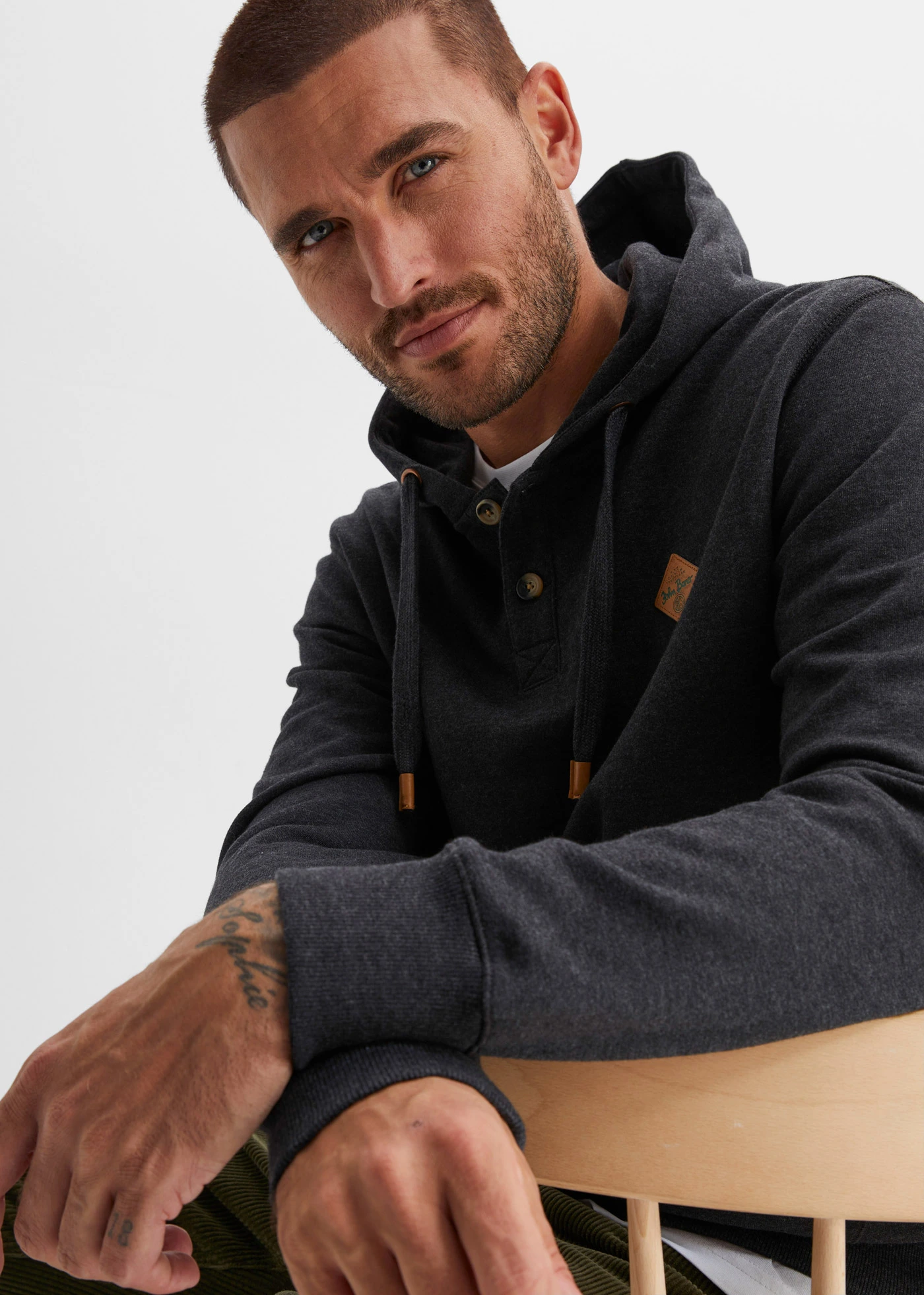 Hoodie met imitatieleren details en binnenin zacht geruwd • zwart mêlee • bonprix online shop