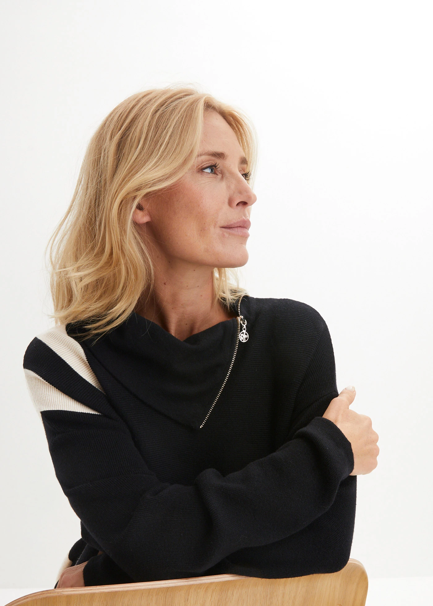 Pulover cu colţ decorativ • negru-bej-prund dungat • magazin bonprix