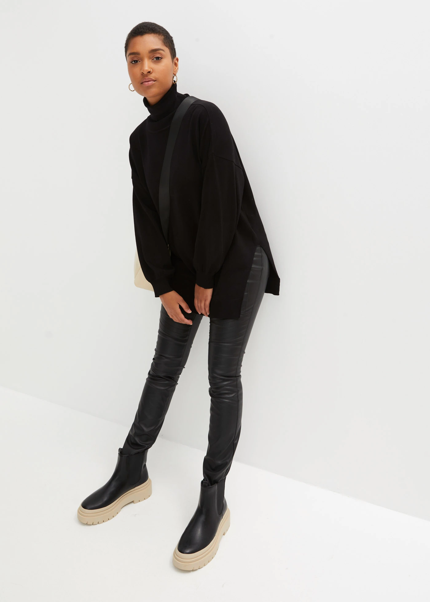 Pull à col roulé en viscose mélangée • noir • Boutique bonprix