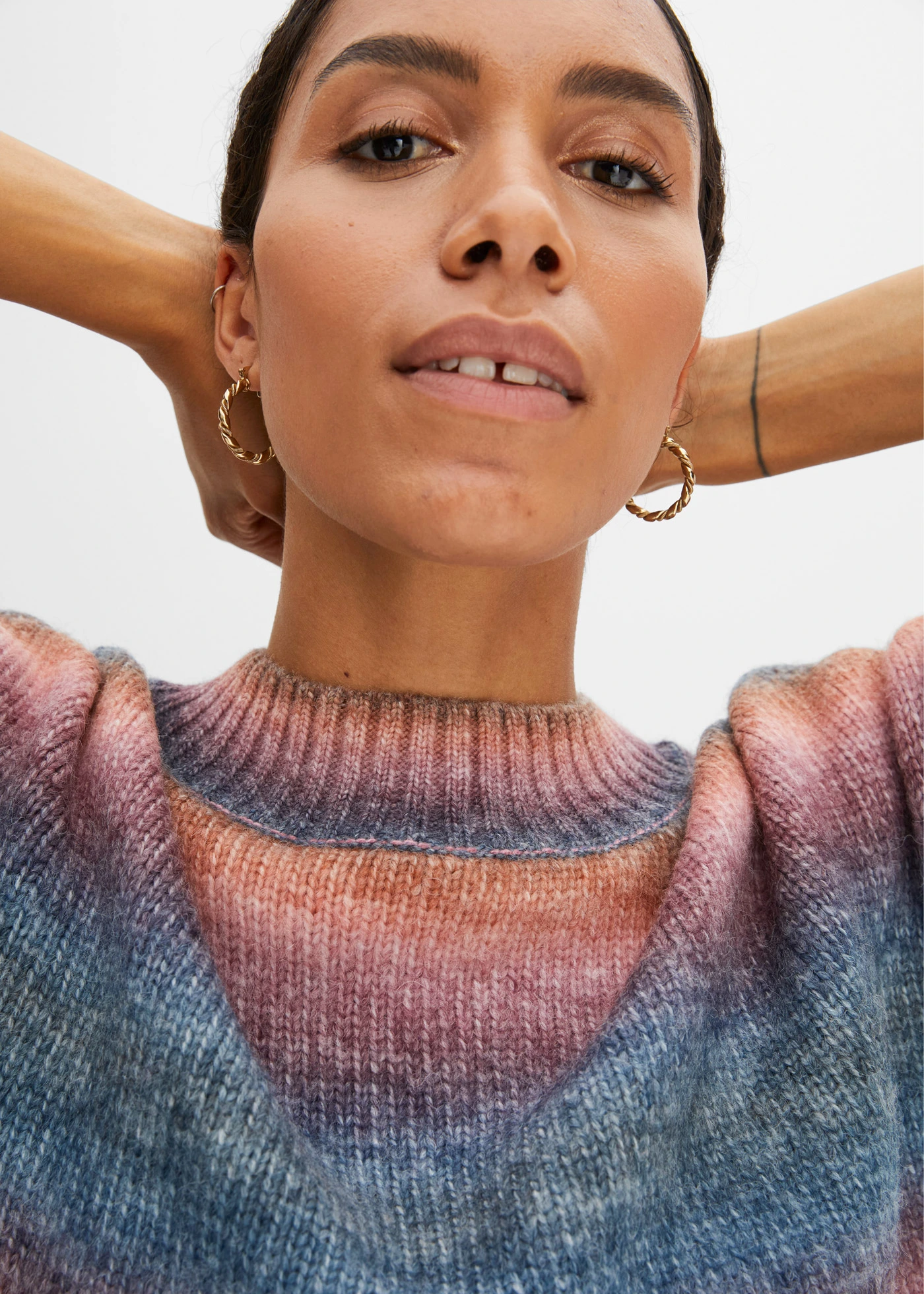 Pull en maille effet tie & dye • rose framboise-bleu foncé-rouille-rouge érable • Boutique bonprix