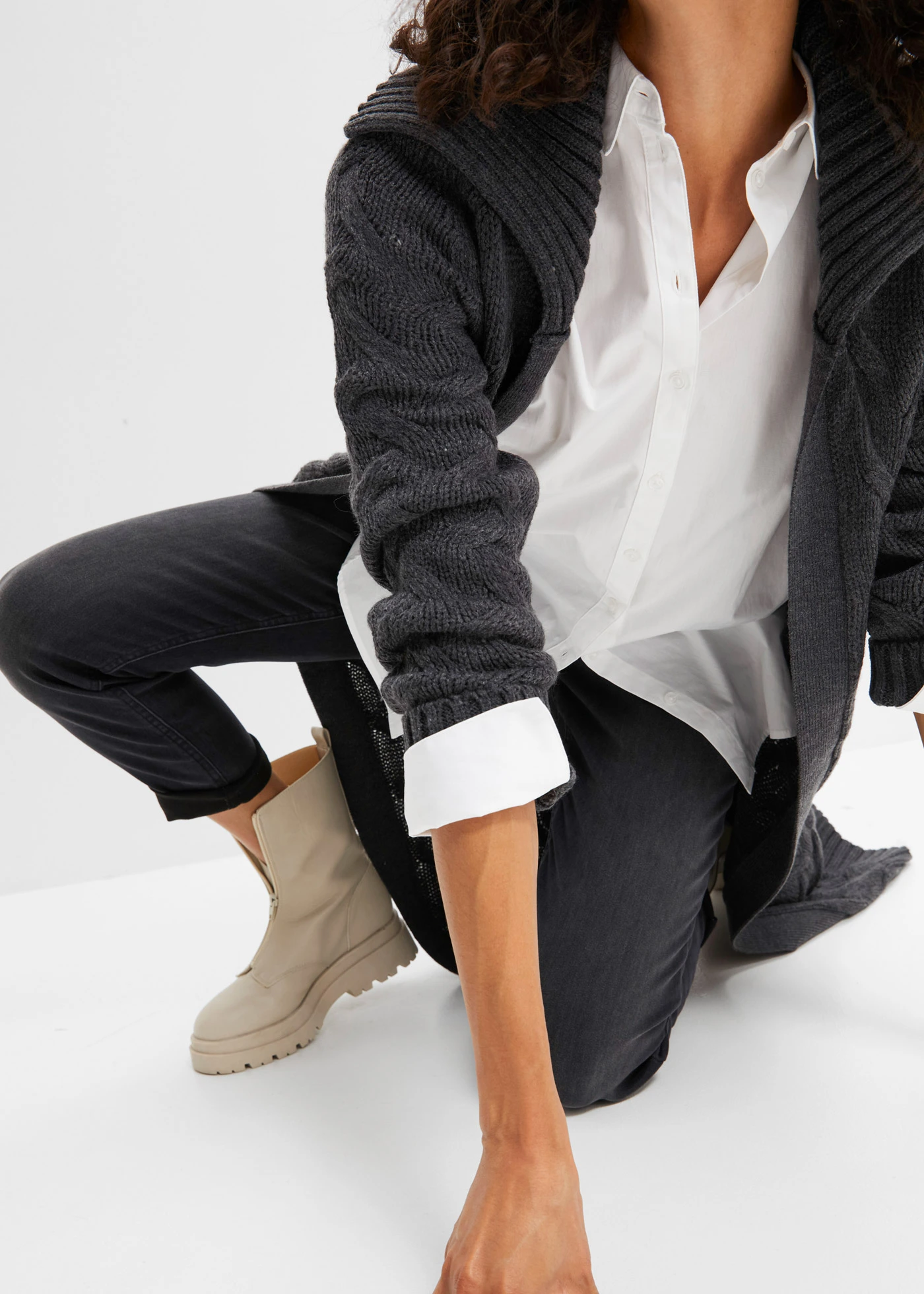 Gilet long en maille torsadée • anthracite chiné • Boutique bonprix