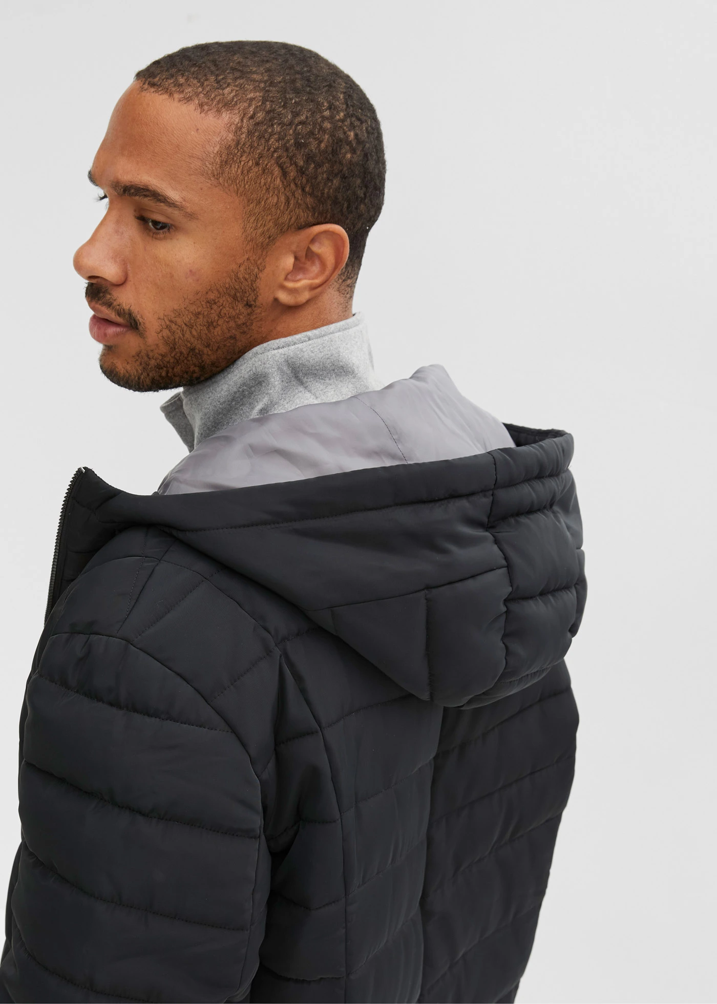 Dlouhý prošívaný kabát s kapucí • černá • bonprix obchod