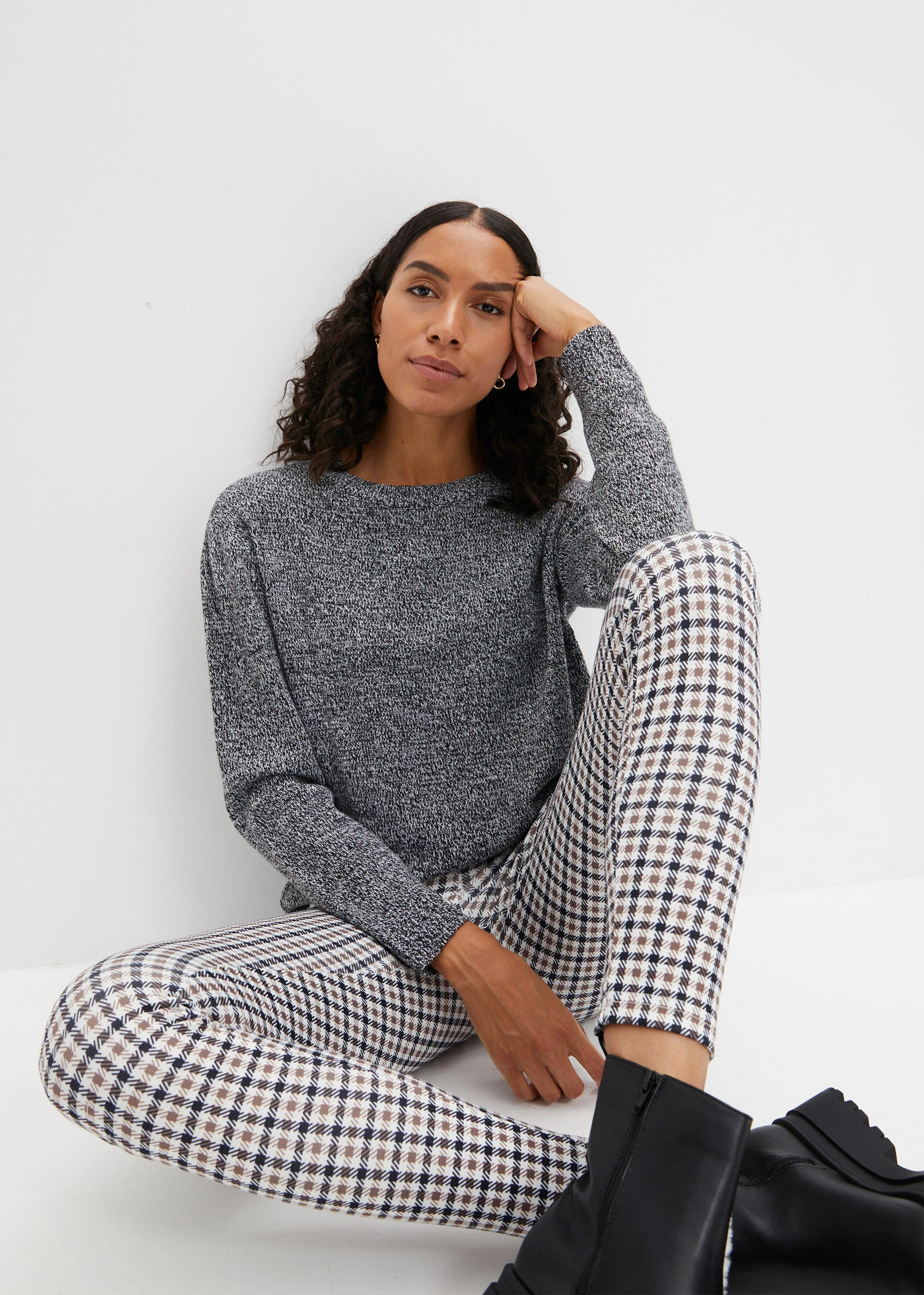 Svetr s kulatým výstřihem • antracitový melír • bonprix obchod