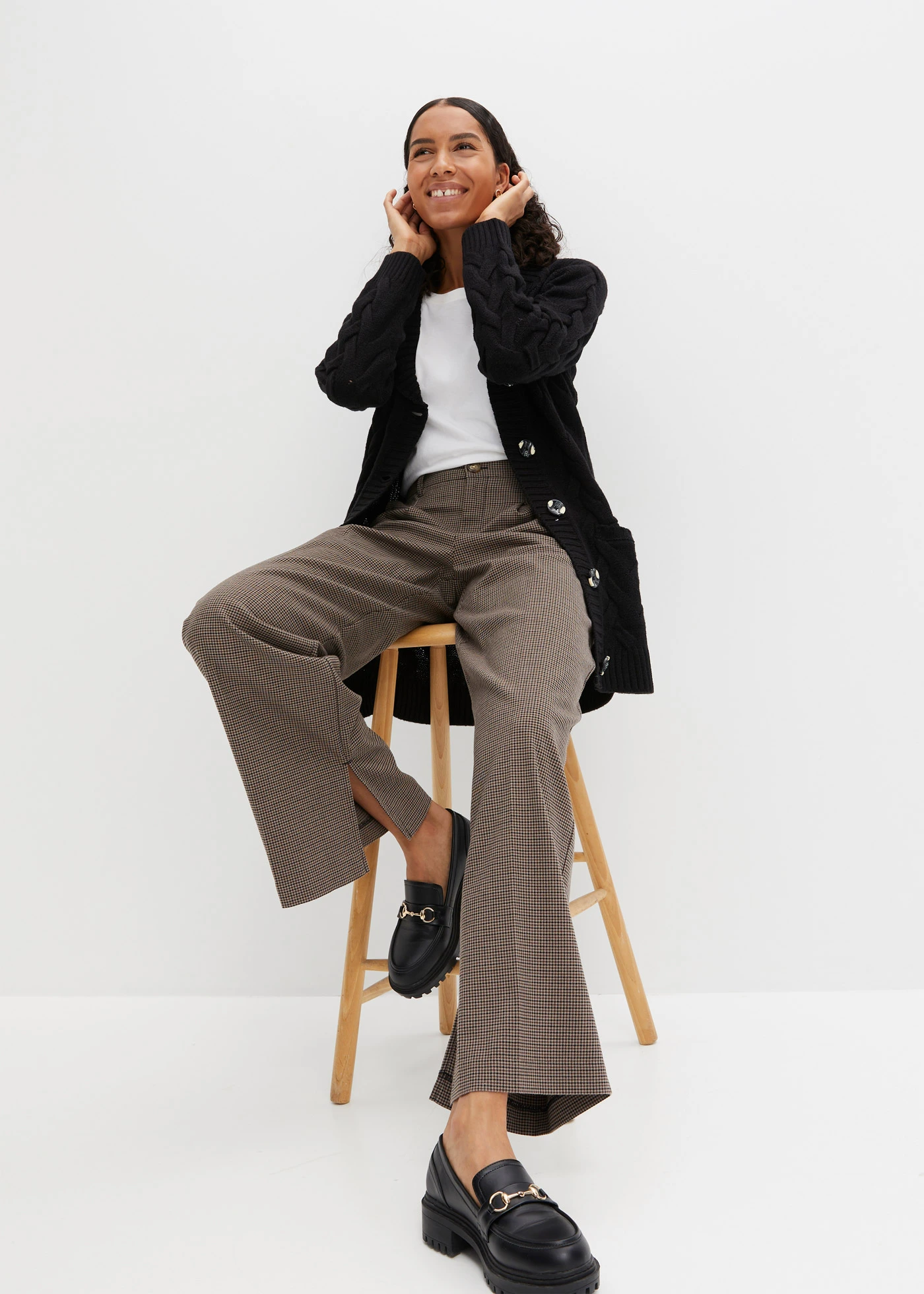 Pletený kabátek se šálovým límcem a copánkovým vzorem • černá • bonprix obchod