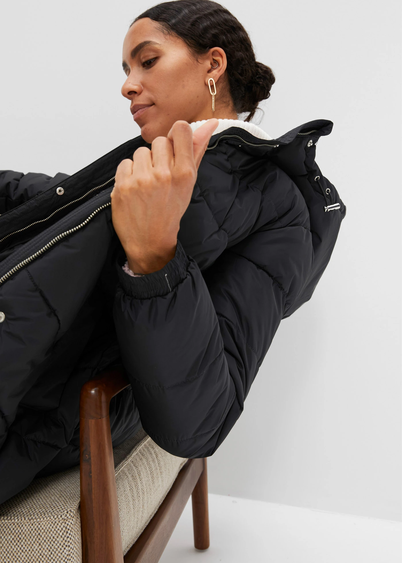 Dlouhý prošívaný kabát s kapucí • černá • bonprix obchod