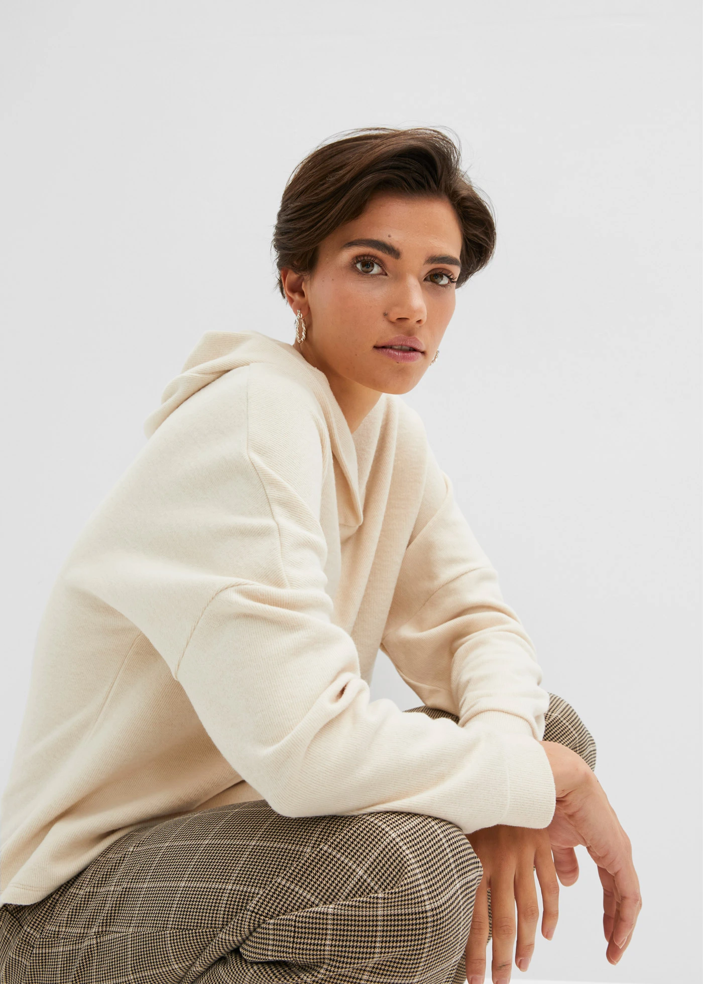 Mikina s kapucí, střih Regular Fit • šedobéžová • bonprix obchod