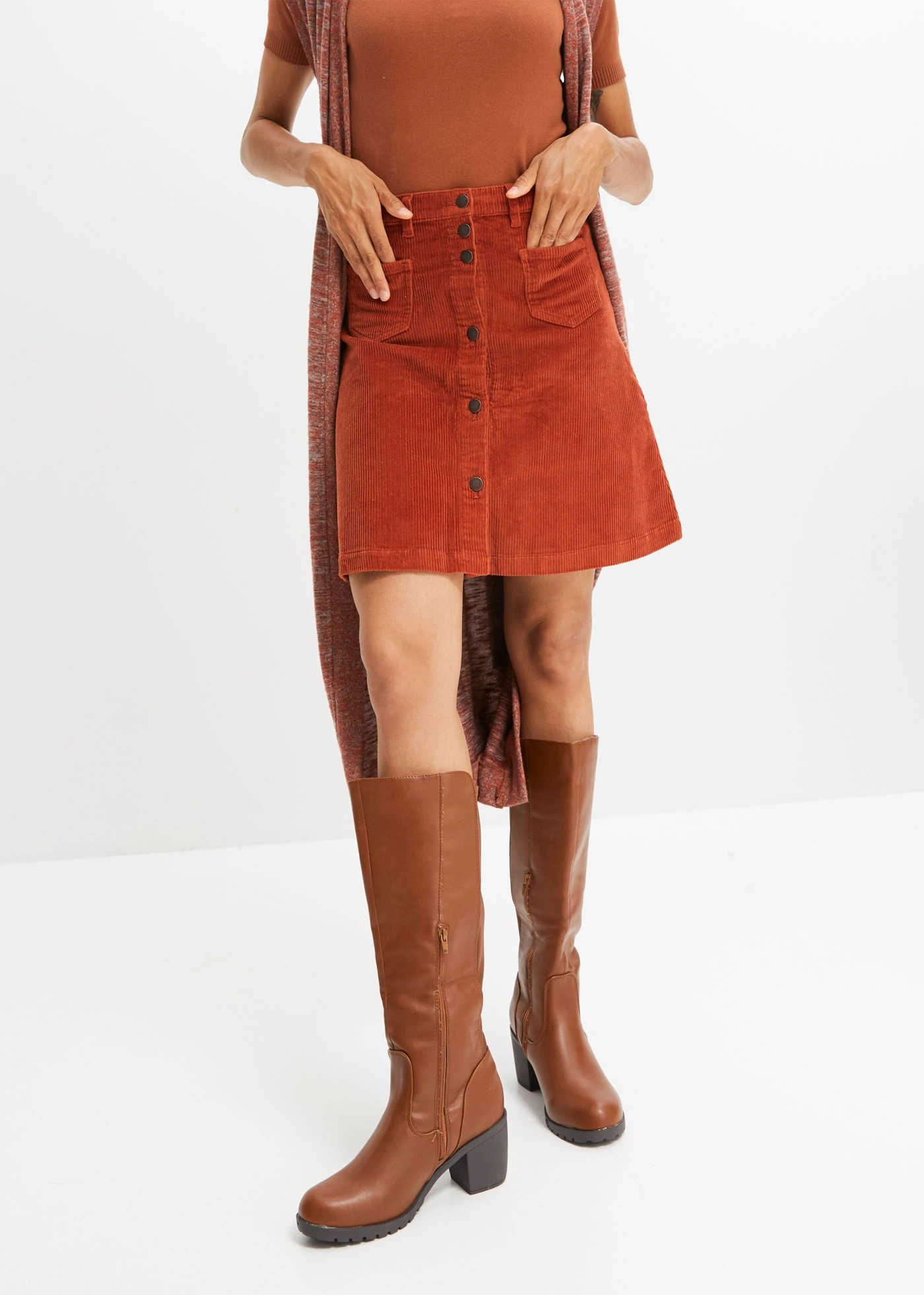 Strečová manšestrová sukně s knoflíkovou légou • rezavě hnědá • bonprix obchod
