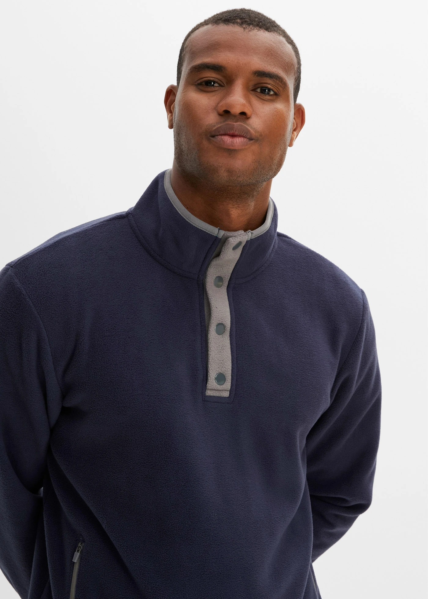 Flísová mikina s límcem na zip, praktickými kapsami a skvělými kontrastními detaily • tmavě modrá • bonprix obchod