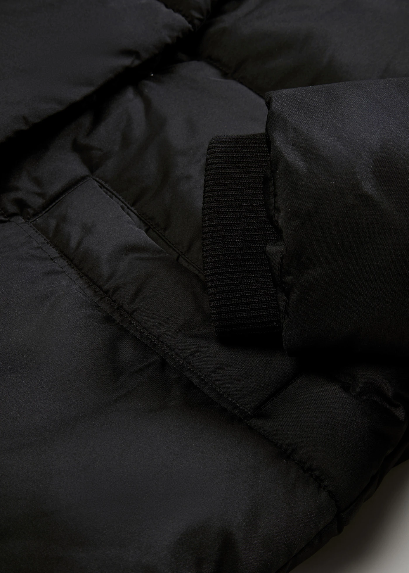 Vattázott, bő steppelt kabát • fekete • bonprix áruház