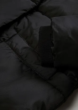 Vattázott, bő steppelt kabát • fekete • bonprix áruház