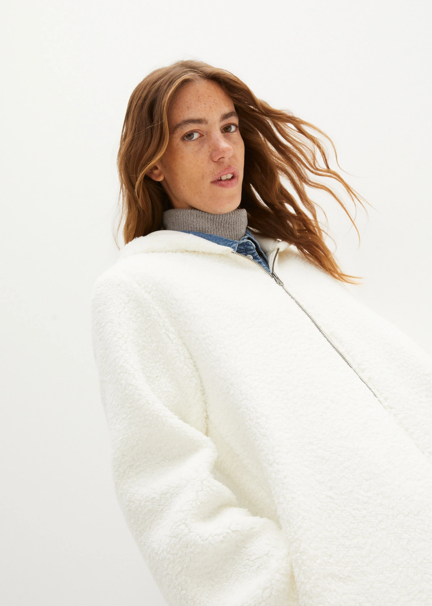 Jachetă din teddy-fleece cu croială A, cu șlițuri laterale • ecru • magazin bonprix