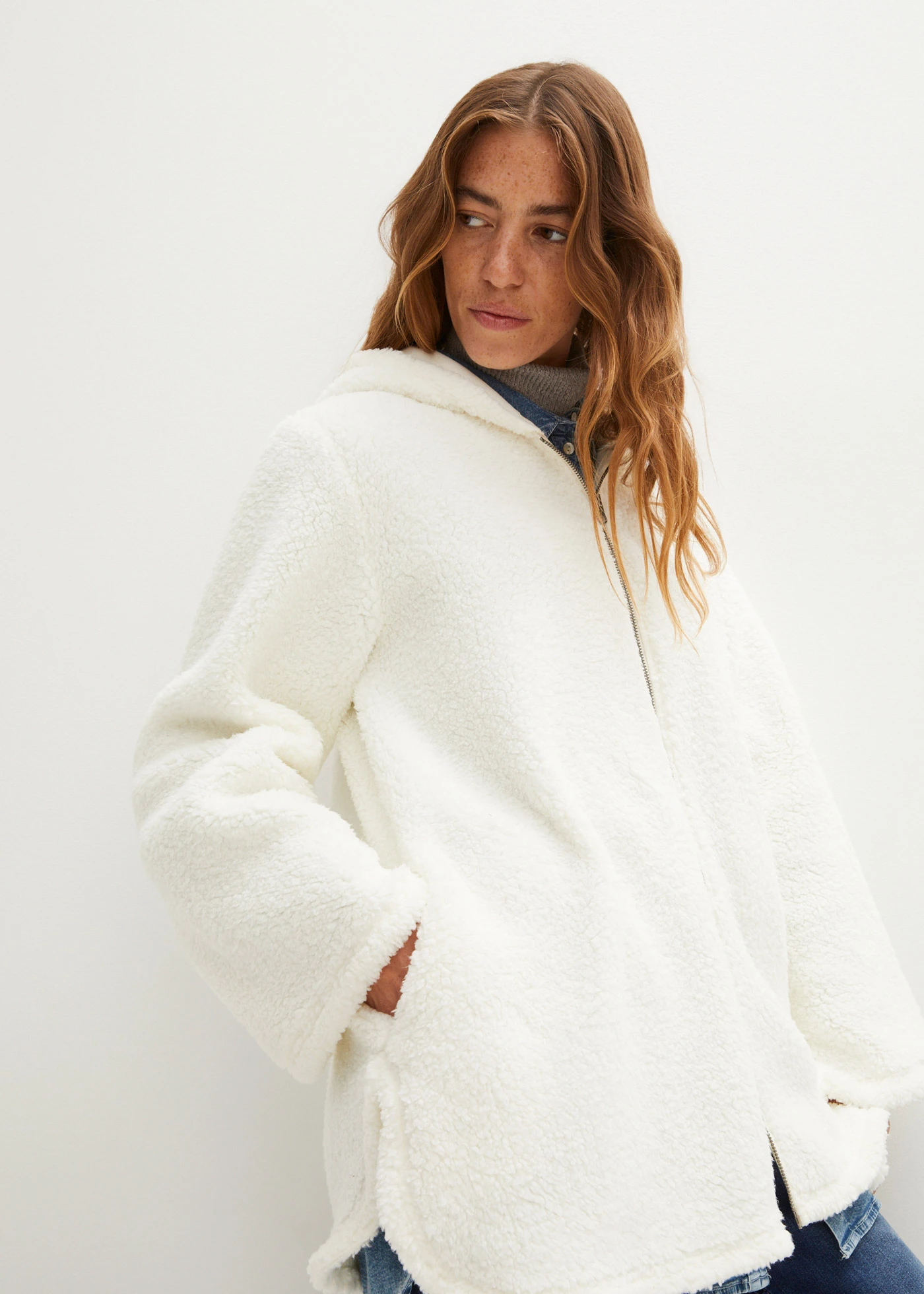 Jachetă din teddy-fleece cu croială A, cu șlițuri laterale • ecru • magazin bonprix