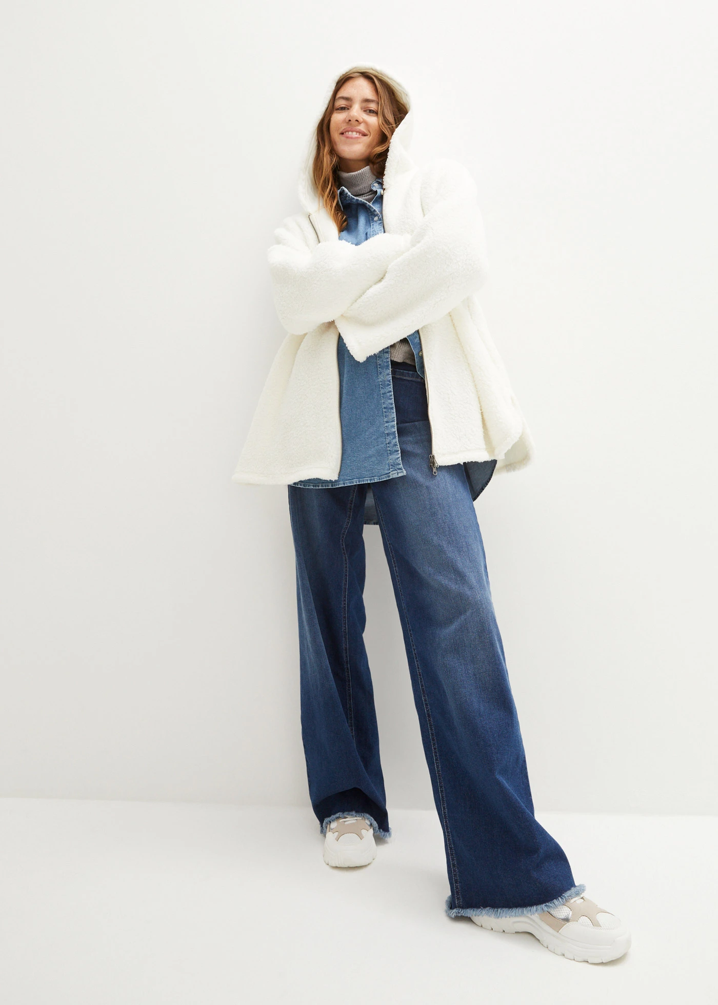 Bluza rozpinana z polaru baranka,  rozszerzana ku dołowi, z rozcięciami po bokach • biel wełny • sklep bonprix