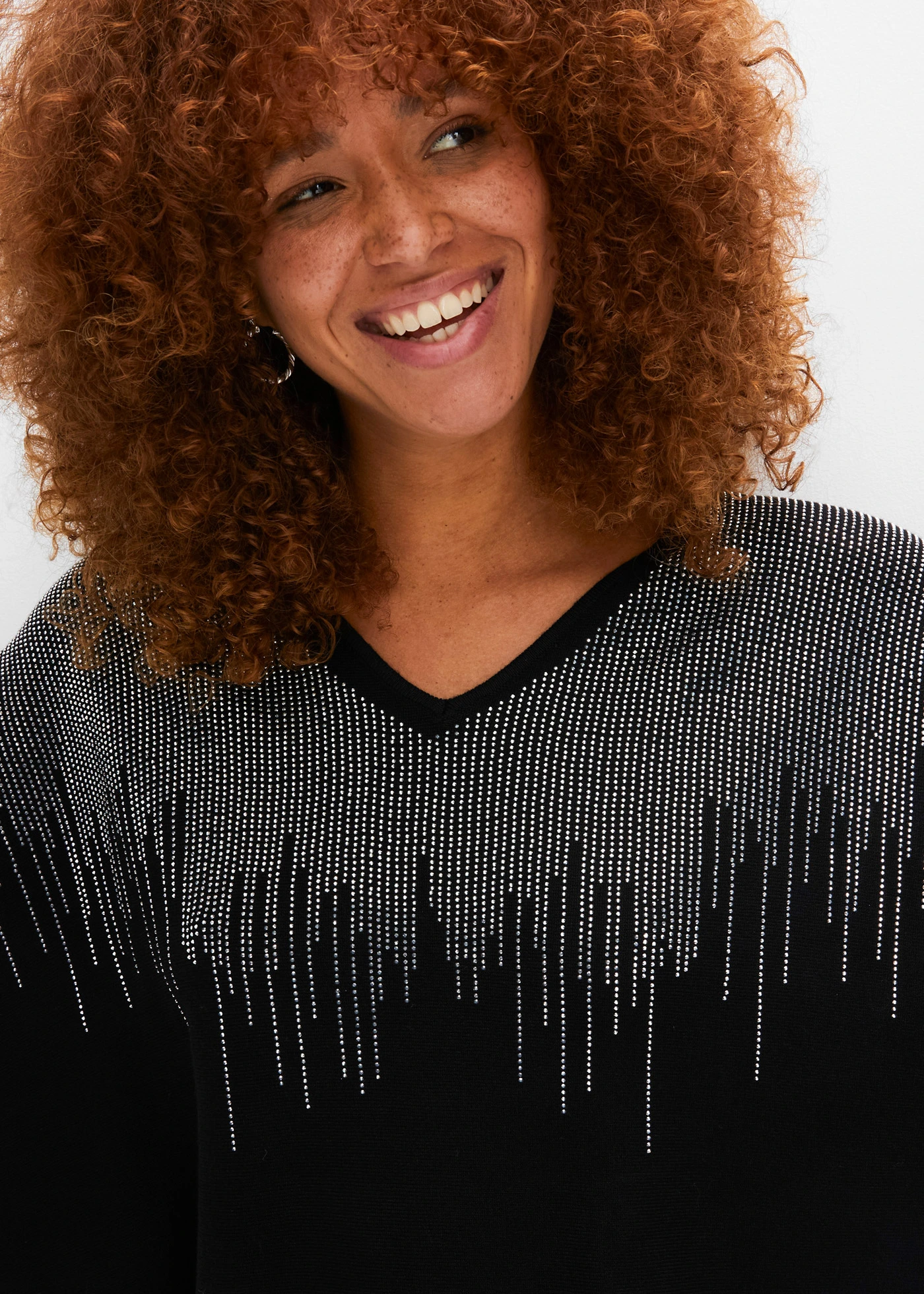 Pull en fine maille avec strass • noir • Boutique bonprix