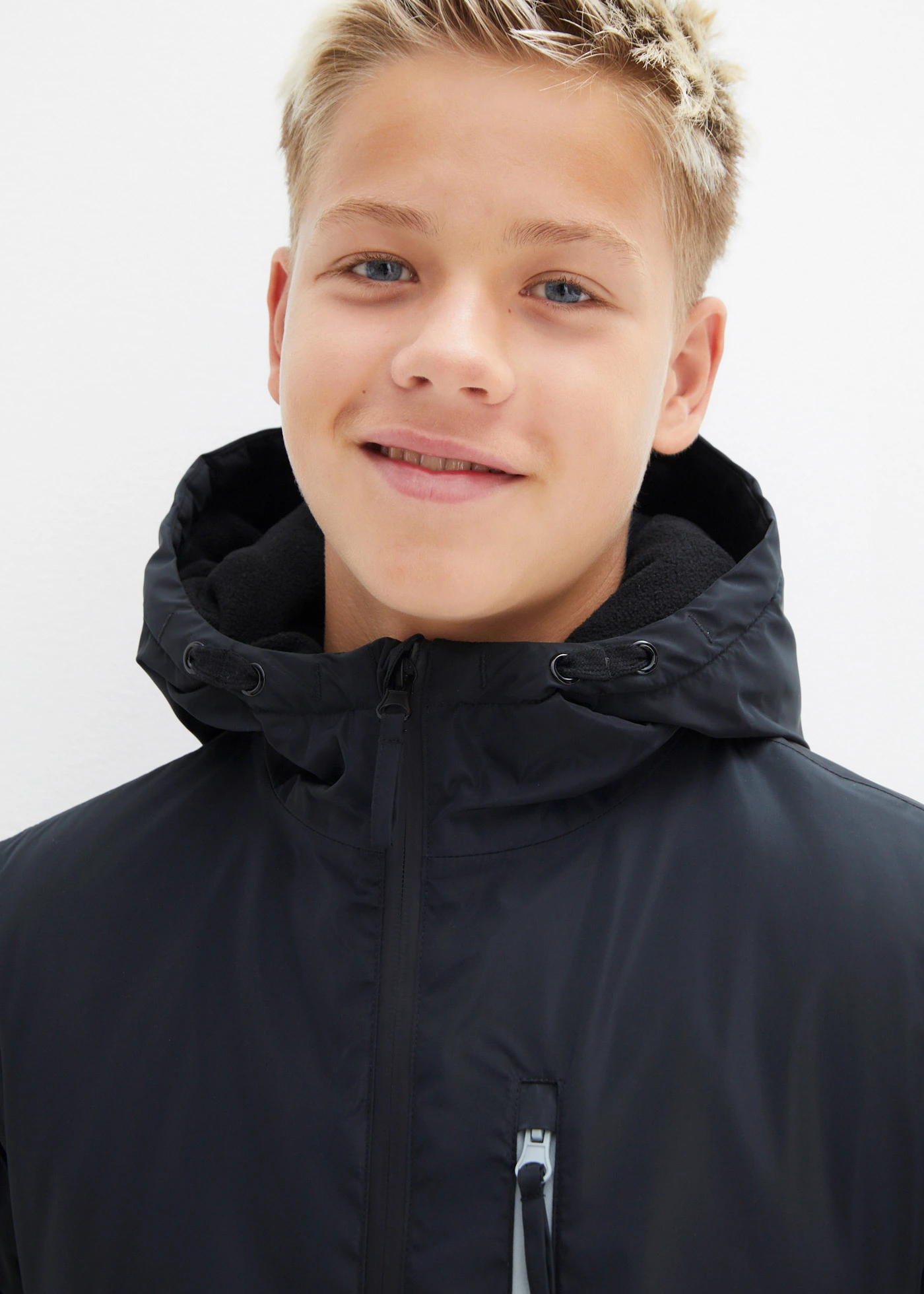 Parka d’hiver imperméable à capuche, style color block • noir-gris argent • Boutique bonprix