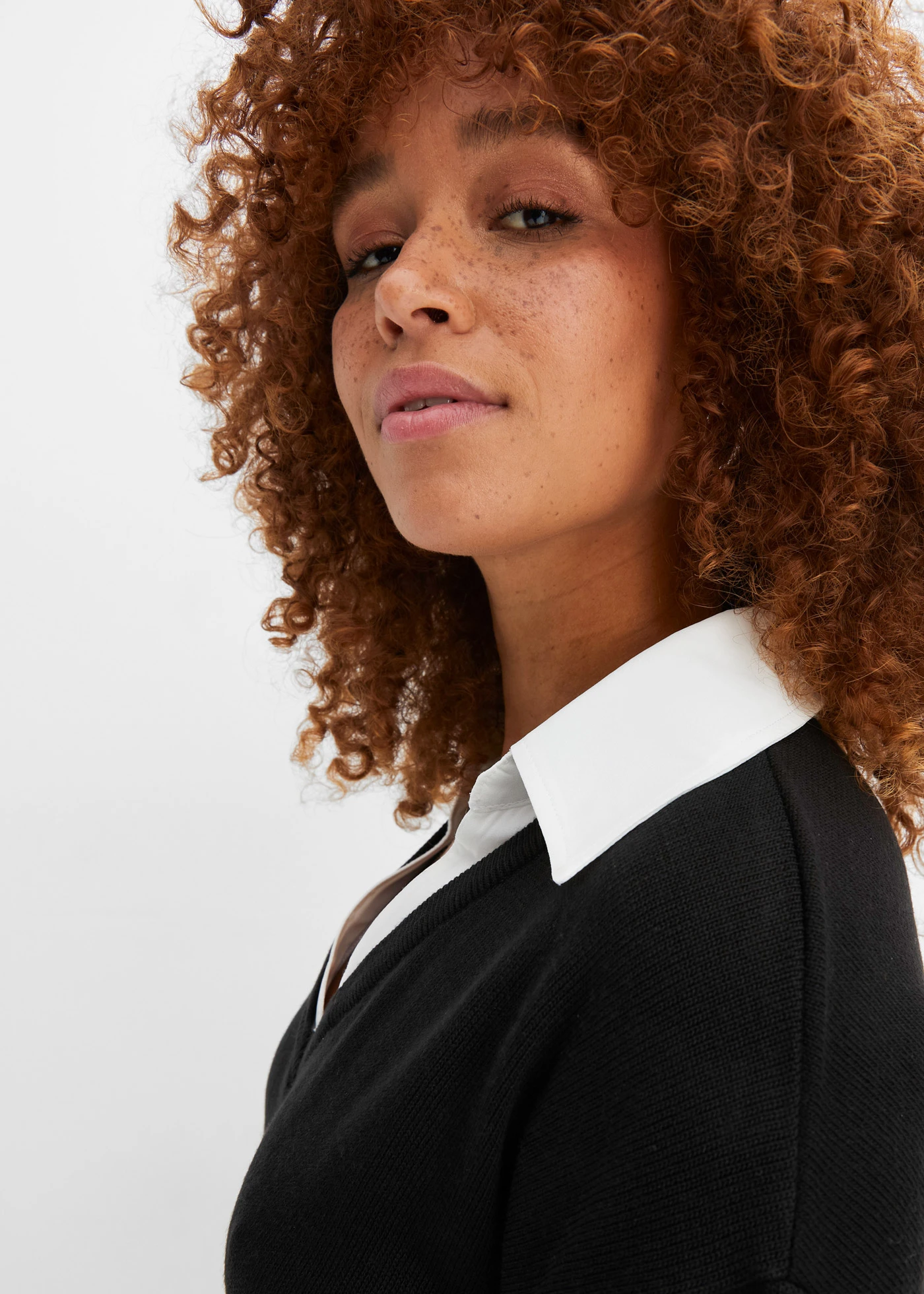 Rochie tricotată cu aplicaţii gen bluză • negru • magazin bonprix