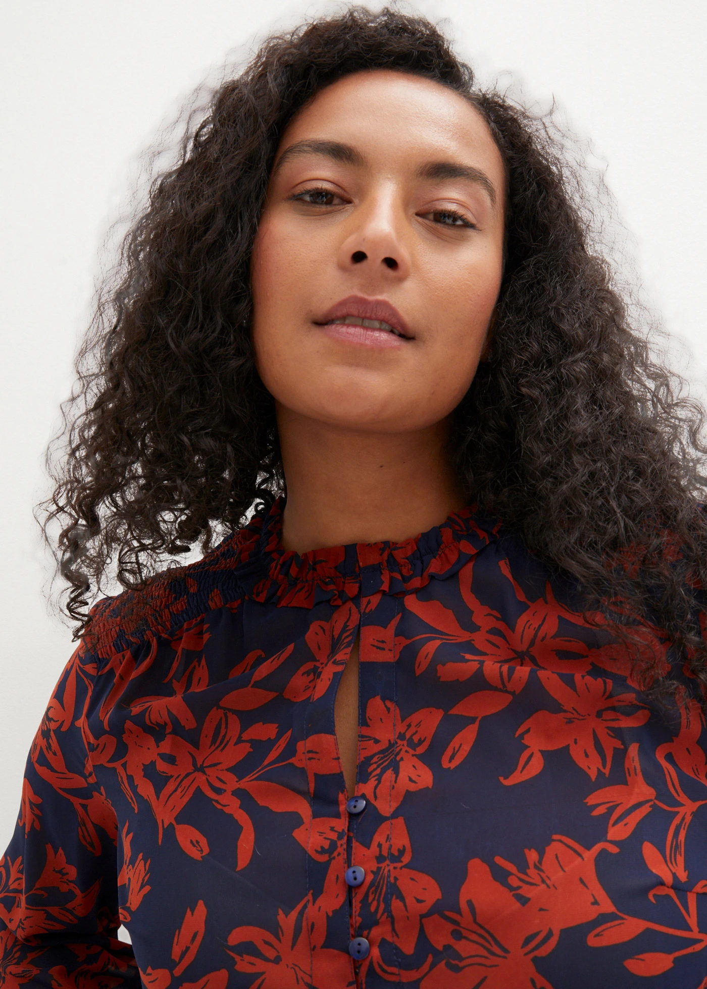 Šifonová halenka s žabičkováním • černá /červená salsa plus size • bonprix obchod