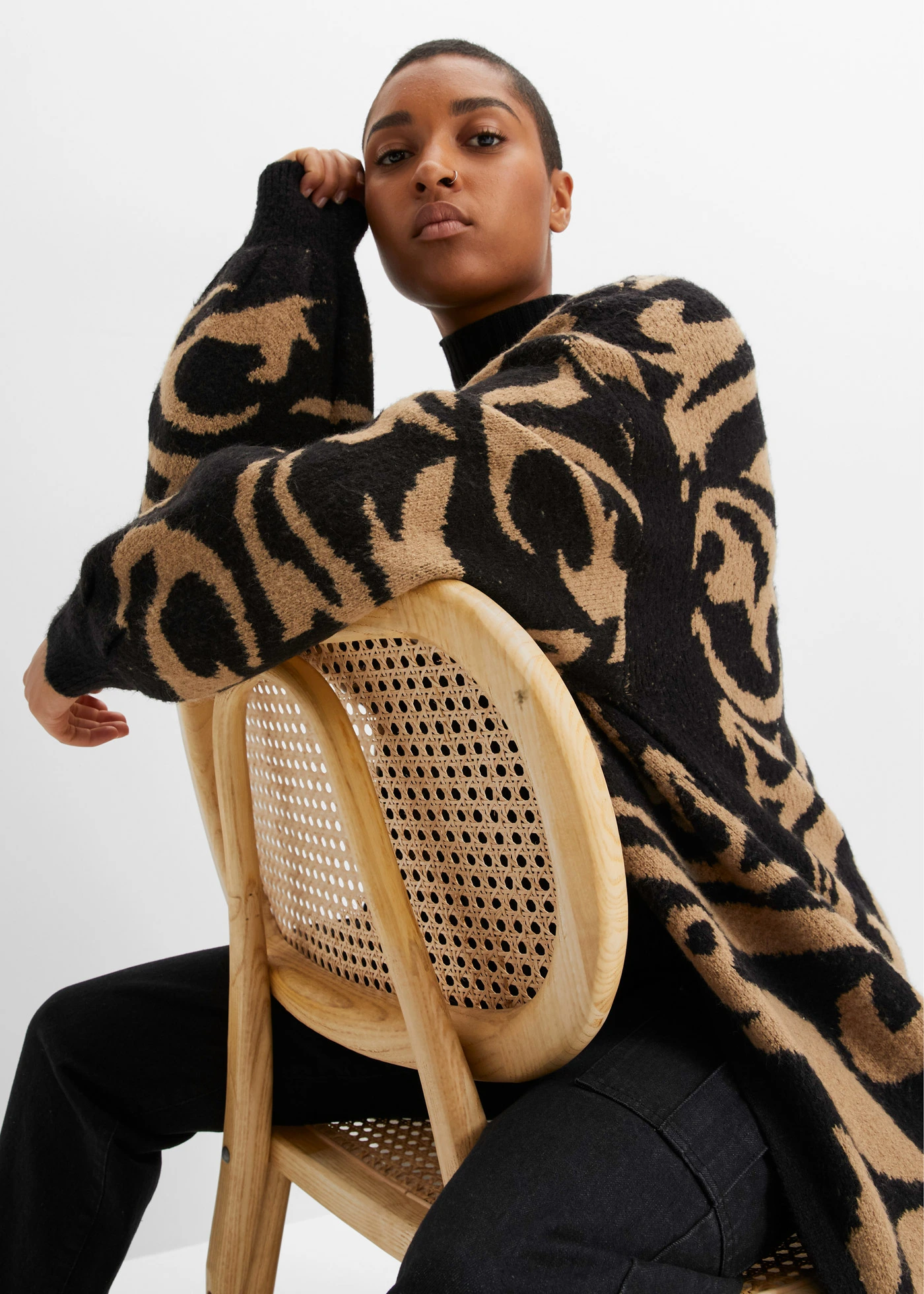 Dlhý pletený kabát • čierna/khaki béžová grafická • obchod bonprix