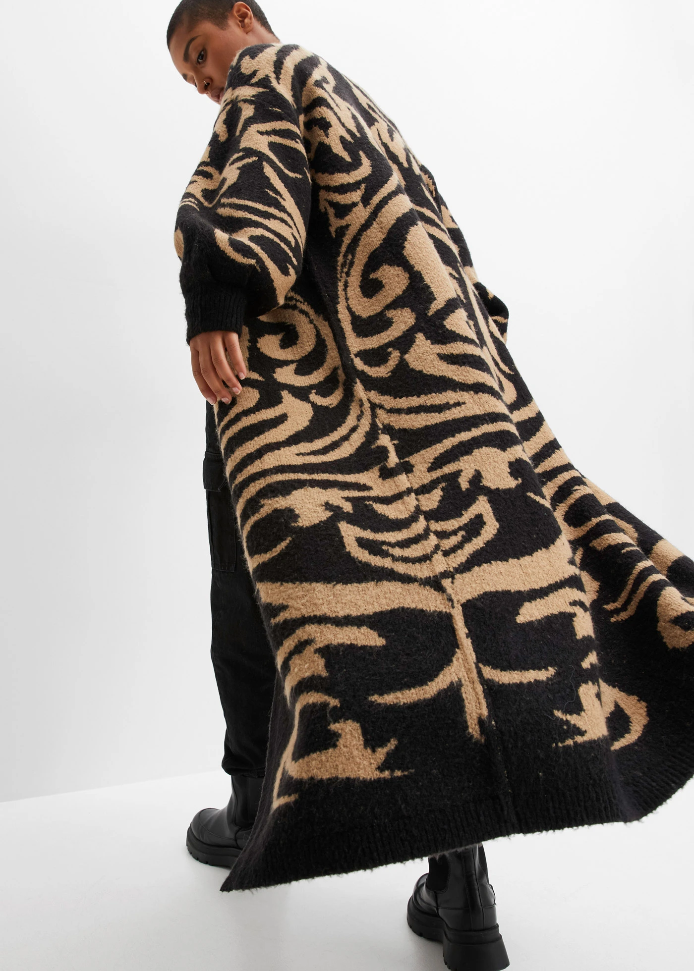 Dlhý pletený kabát • čierna/khaki béžová grafická • obchod bonprix