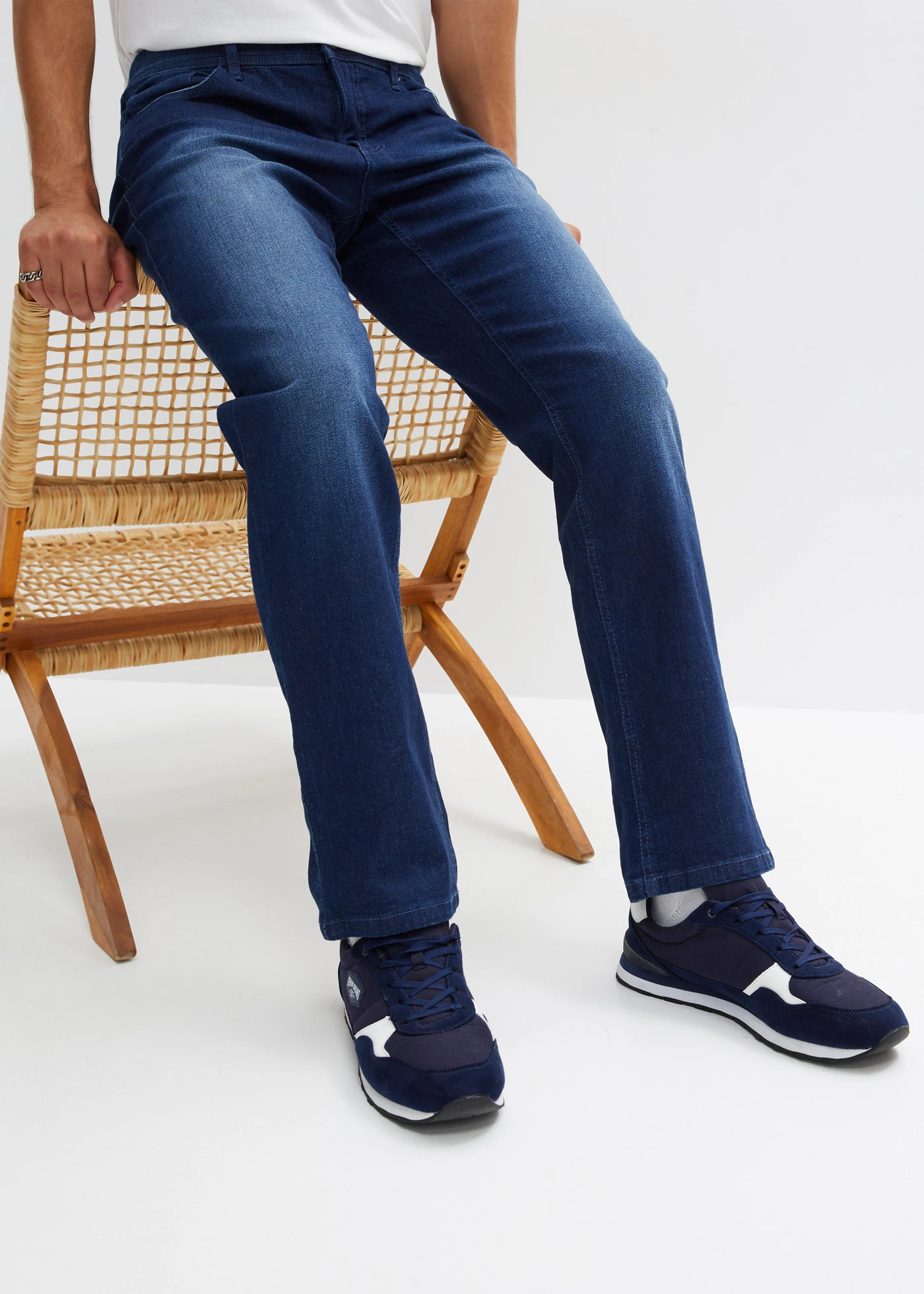 Dżinsy ze stretchem regular fit w wygodnym fasonie, straight • niebieski denim • sklep bonprix