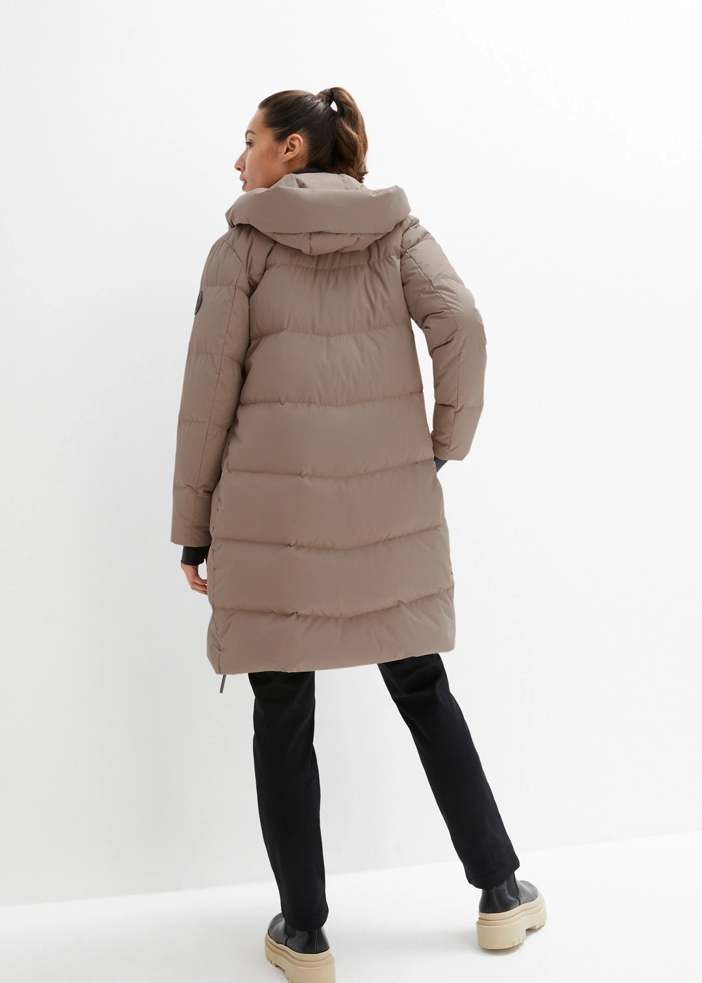 Lange donsjas met gedessineerde voering, waterafstotend • taupe • bonprix online shop